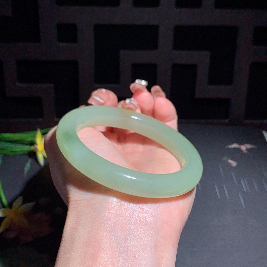 和田玉57圈口青海料翠青手镯！玉质细腻油润 底色纯净 无裂无杂 脂粉好，品质高