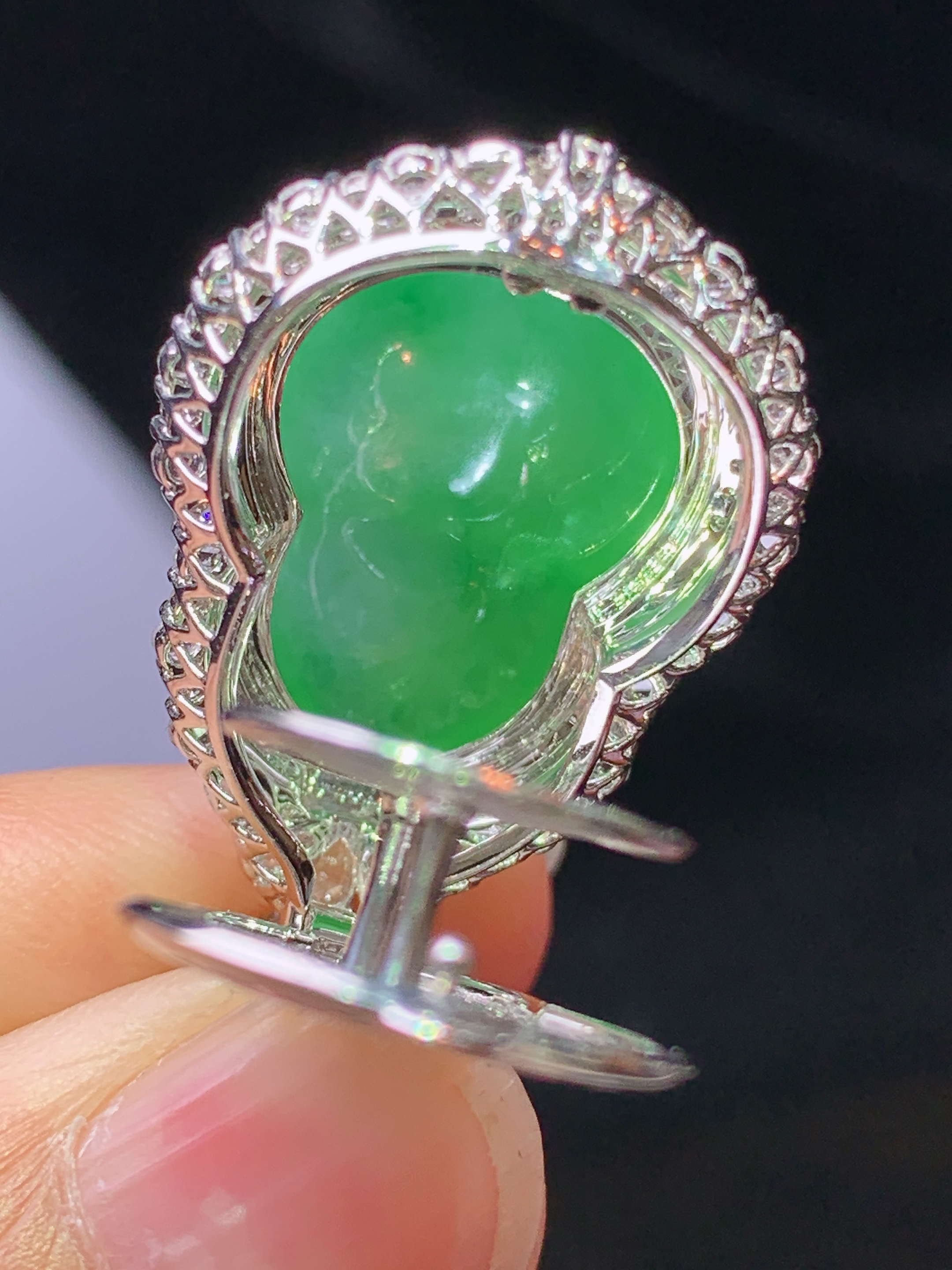 18k金钻镶嵌翠绿葫芦吊坠 玉质细腻 色泽艳丽清新 水润亮眼 整体尺寸32*18.8*12.6m5