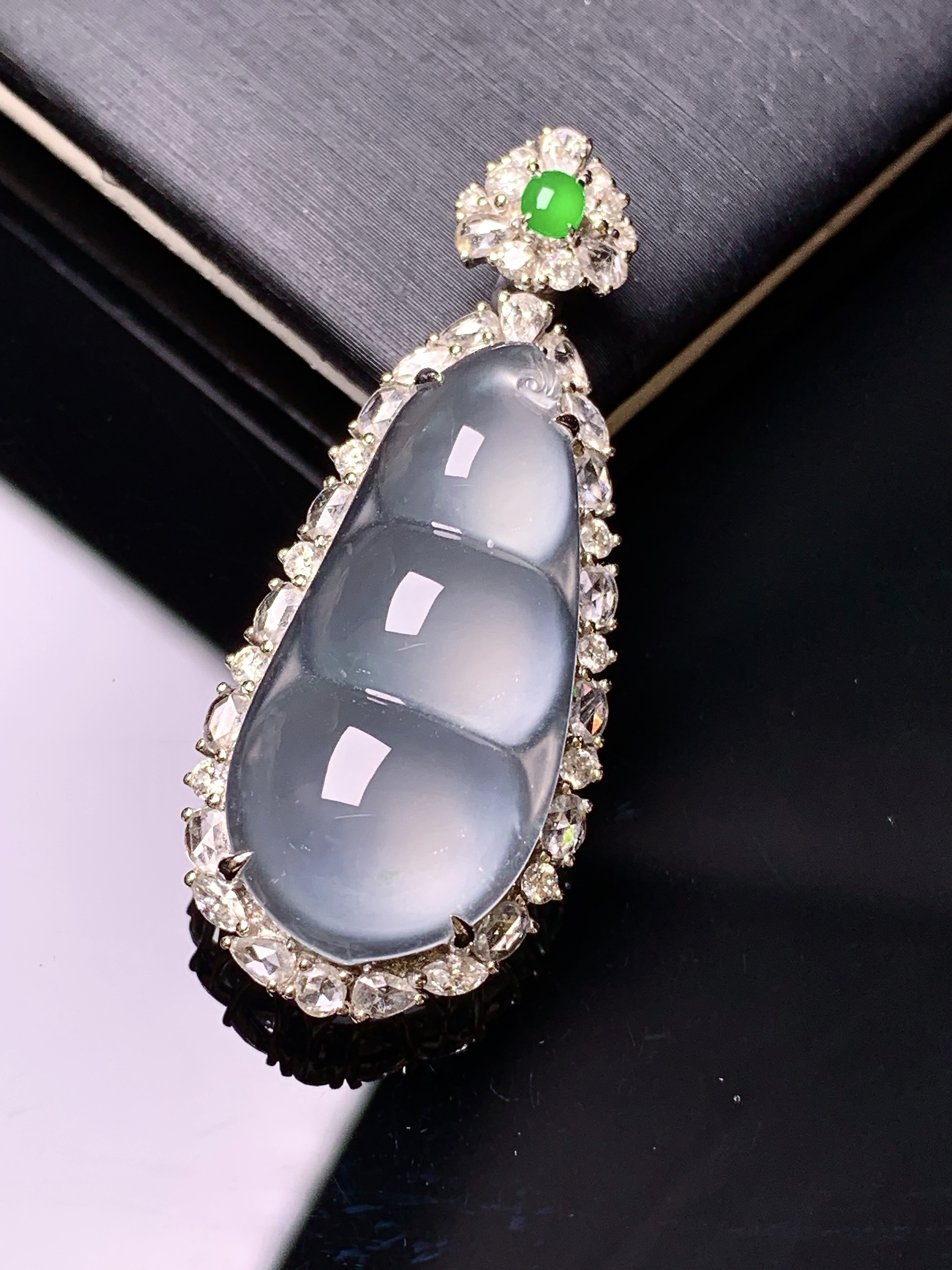 18k金钻镶嵌冰种四季豆吊坠 玉质细腻 色泽艳丽清新 水润亮眼 整体尺寸39.5*16.3*9.6c6