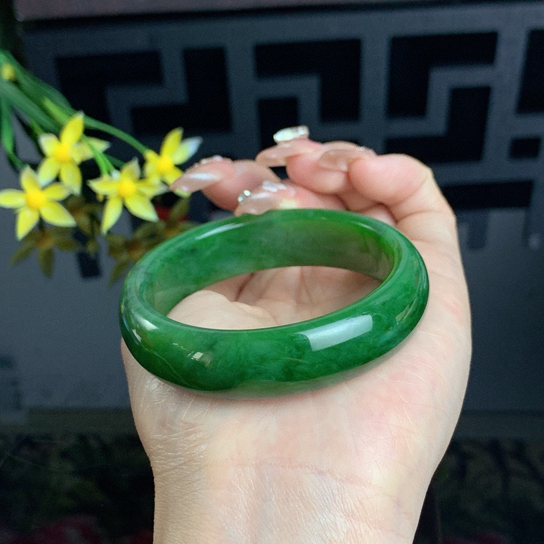 和田玉53.5圈口阳绿色碧玉宽条手镯！玉质细腻油润 底色纯净 无裂无棉 脂粉好，品质高。