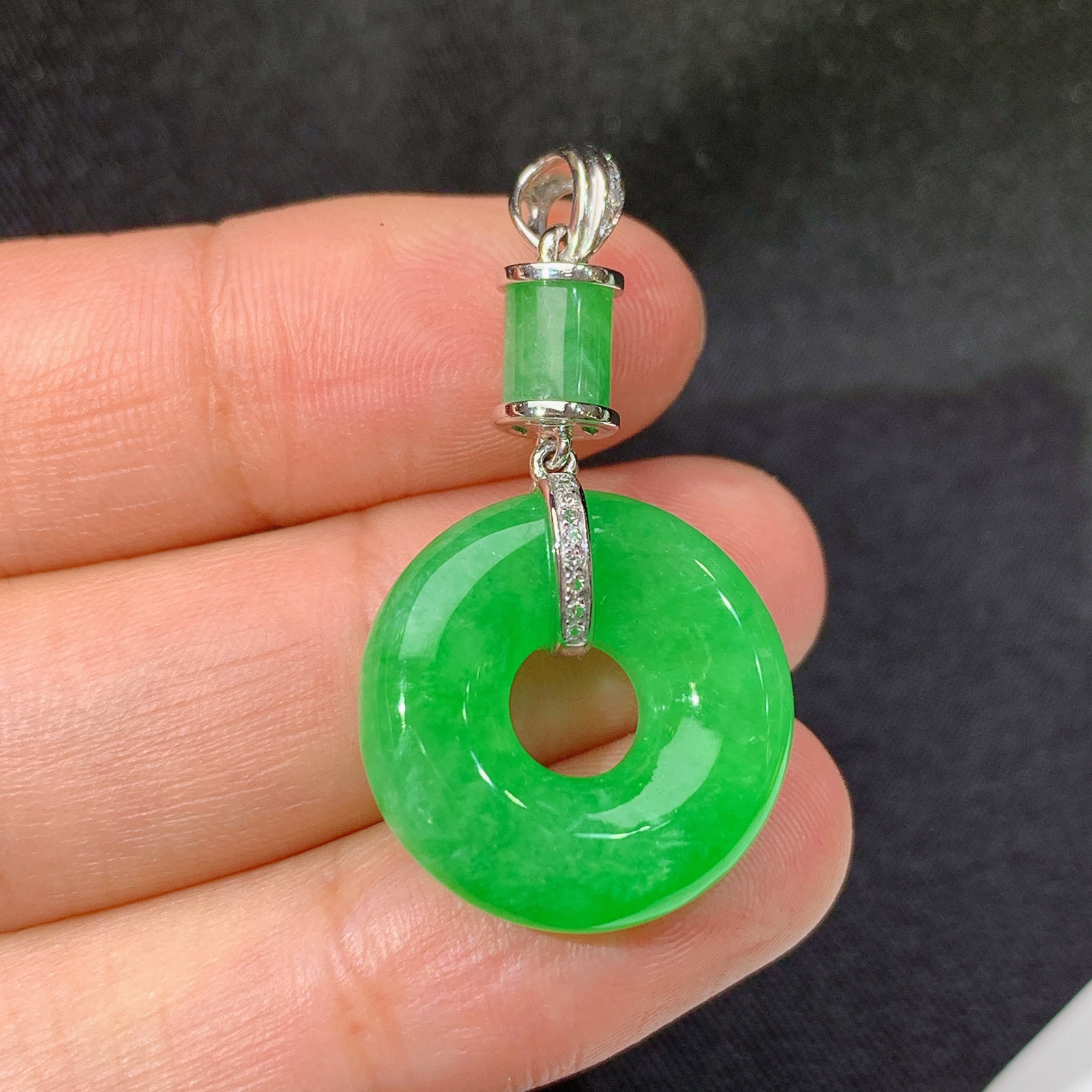 冰阳绿甜甜圈吊坠，18k金镶嵌，冰润色阳，玉质细腻，种水足，Zha 尺寸34.6*18.8*5.9