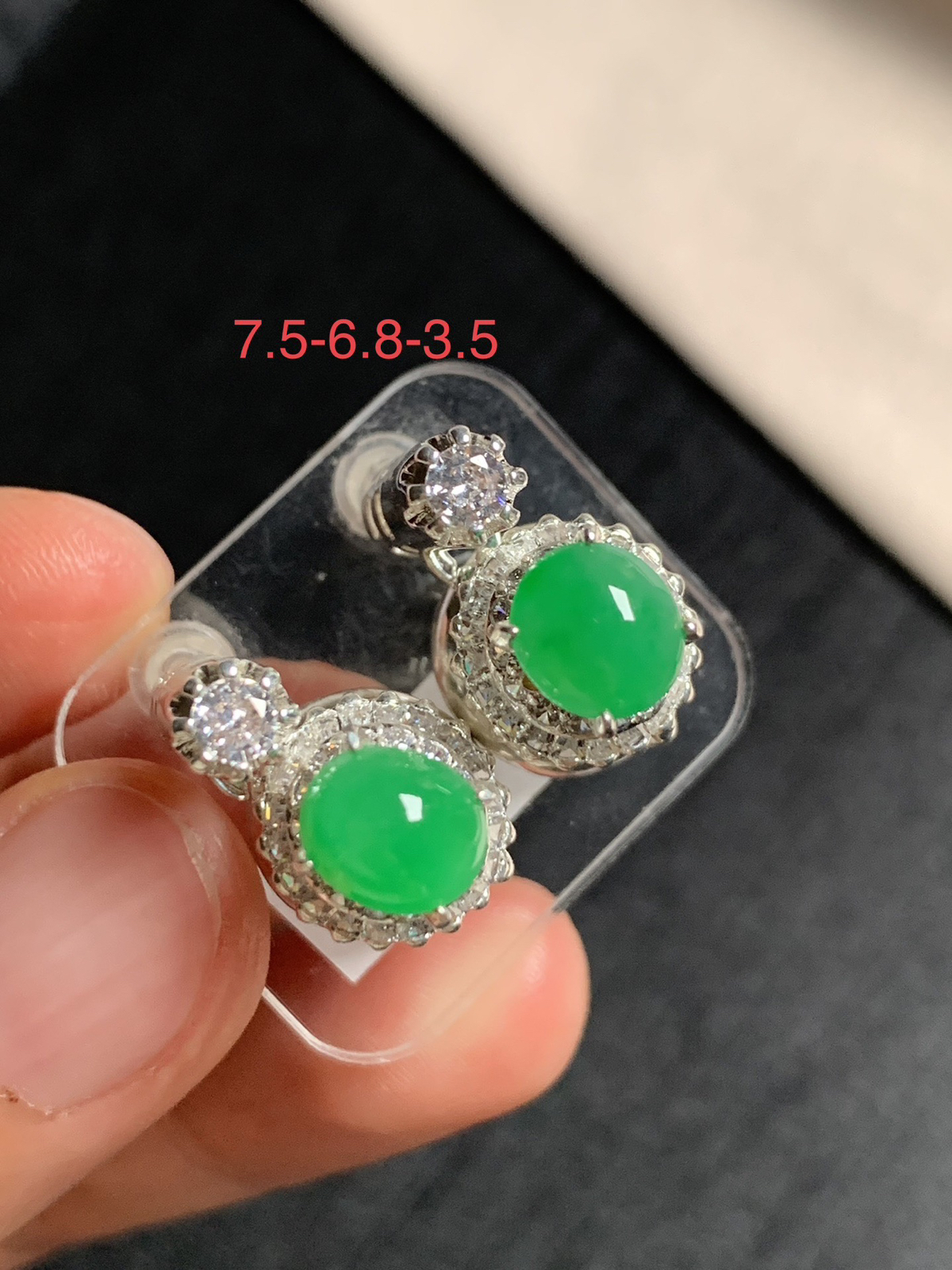 阳绿耳钉
种好色好品相好，颜色鲜艳明亮，质地细腻水灵饱满圆润