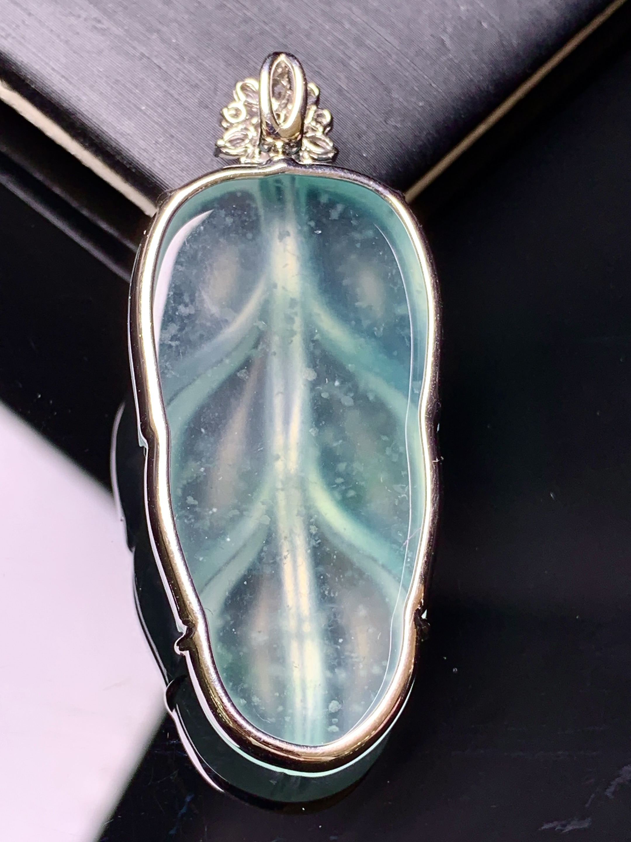 18k金钻镶嵌冰种树叶吊坠 玉质细腻 色泽艳丽清新 水润亮眼 整体尺寸46.3*20*6.5c6