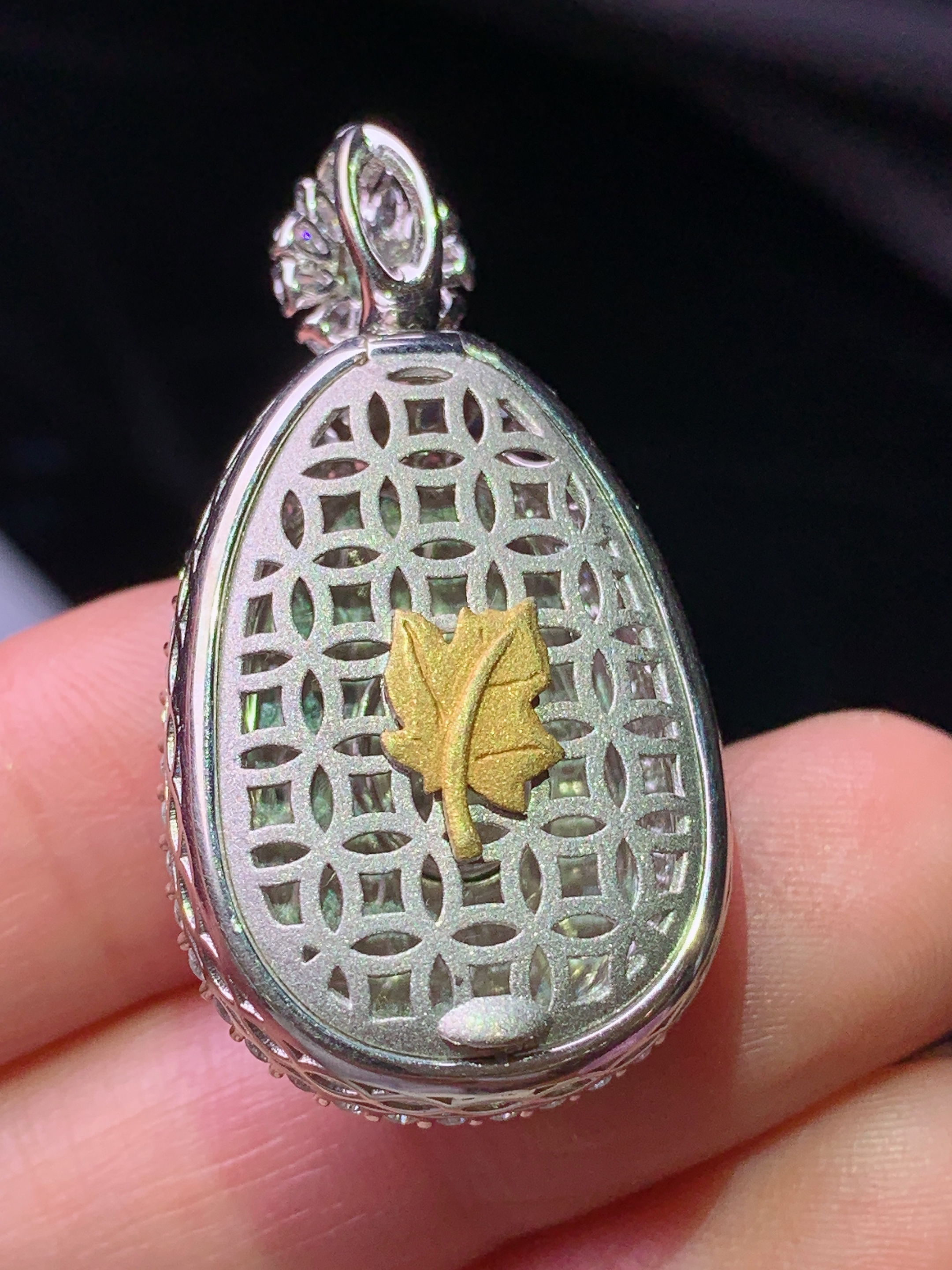 18k金钻镶嵌吊坠 玉质细腻 色泽艳丽清新 水润亮眼 整体尺寸35.5*19.3*11.6m4