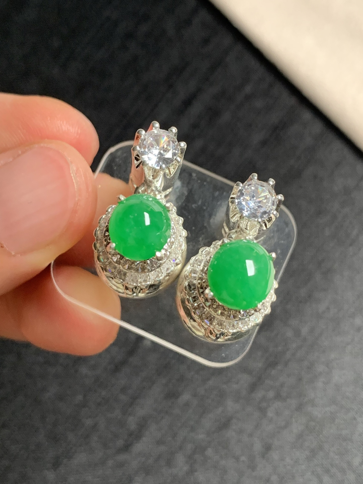 阳绿耳钉
种好色好品相好，色泽艳丽明亮，质地细腻水灵饱满圆润