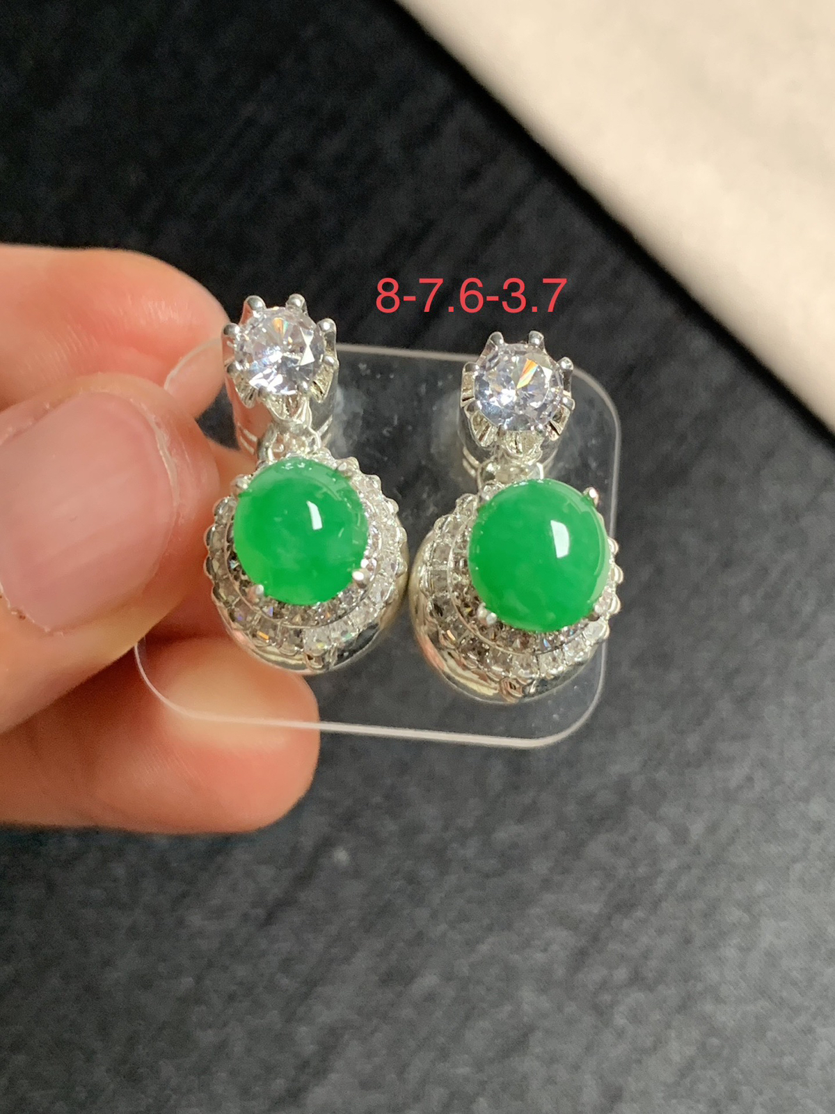 阳绿耳钉
种好色好品相好，色泽艳丽明亮，质地细腻水灵饱满圆润