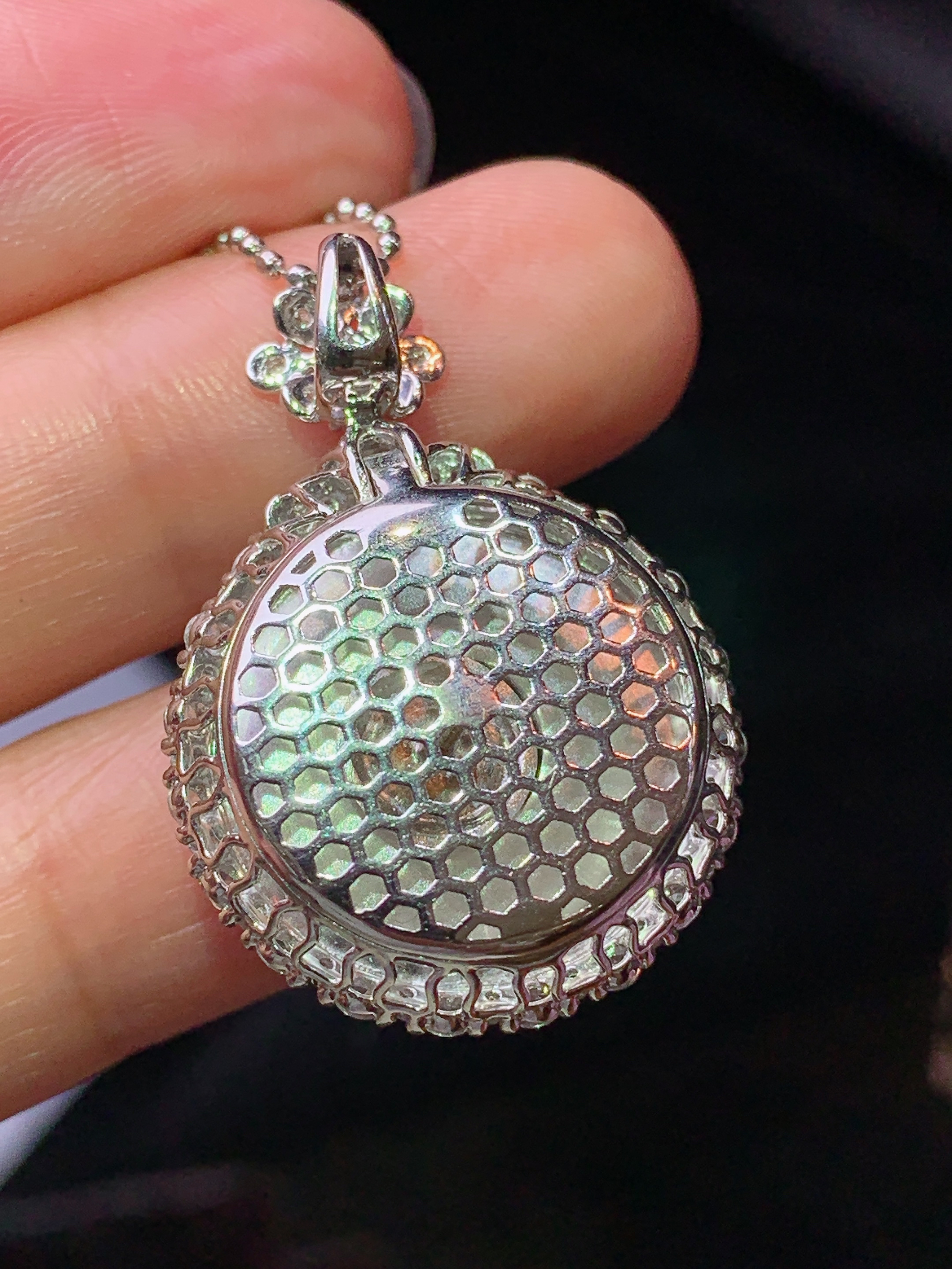 18k金钻镶嵌阳绿平安扣吊坠 玉质细腻 色泽艳丽清新 水润亮眼 整体尺寸30.5*21.3*9.3j2