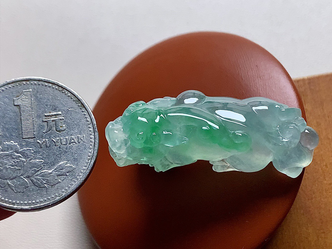 ️ 高冰飘色大貔貅 色泽俏丽，雕工霸气十足，尺寸39.7*15.5*10.8