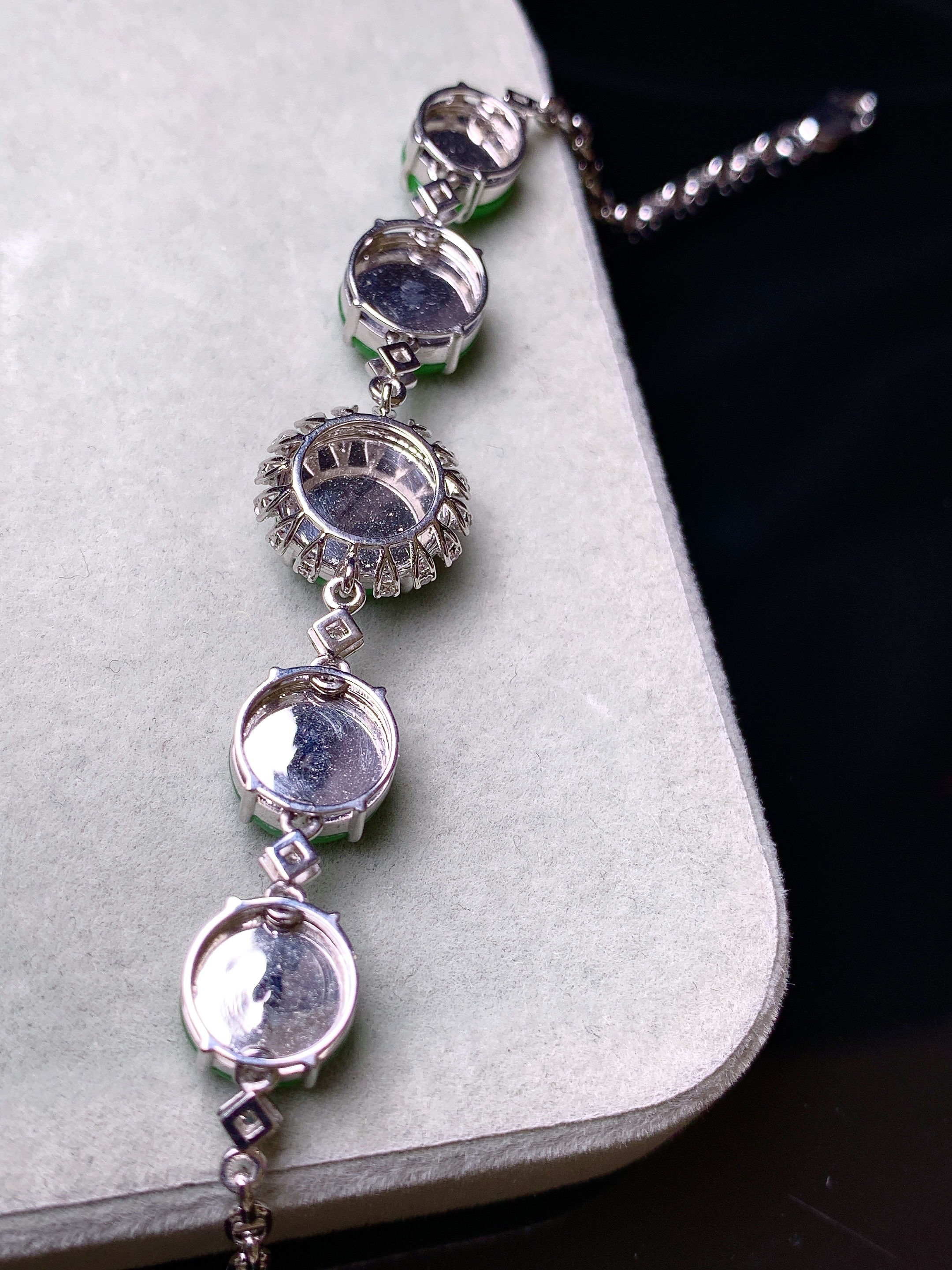 18k金钻镶嵌阳绿平安扣手链 玉质细腻 色泽艳丽清新 水润亮眼 整体尺寸165*12.5*6.5L2