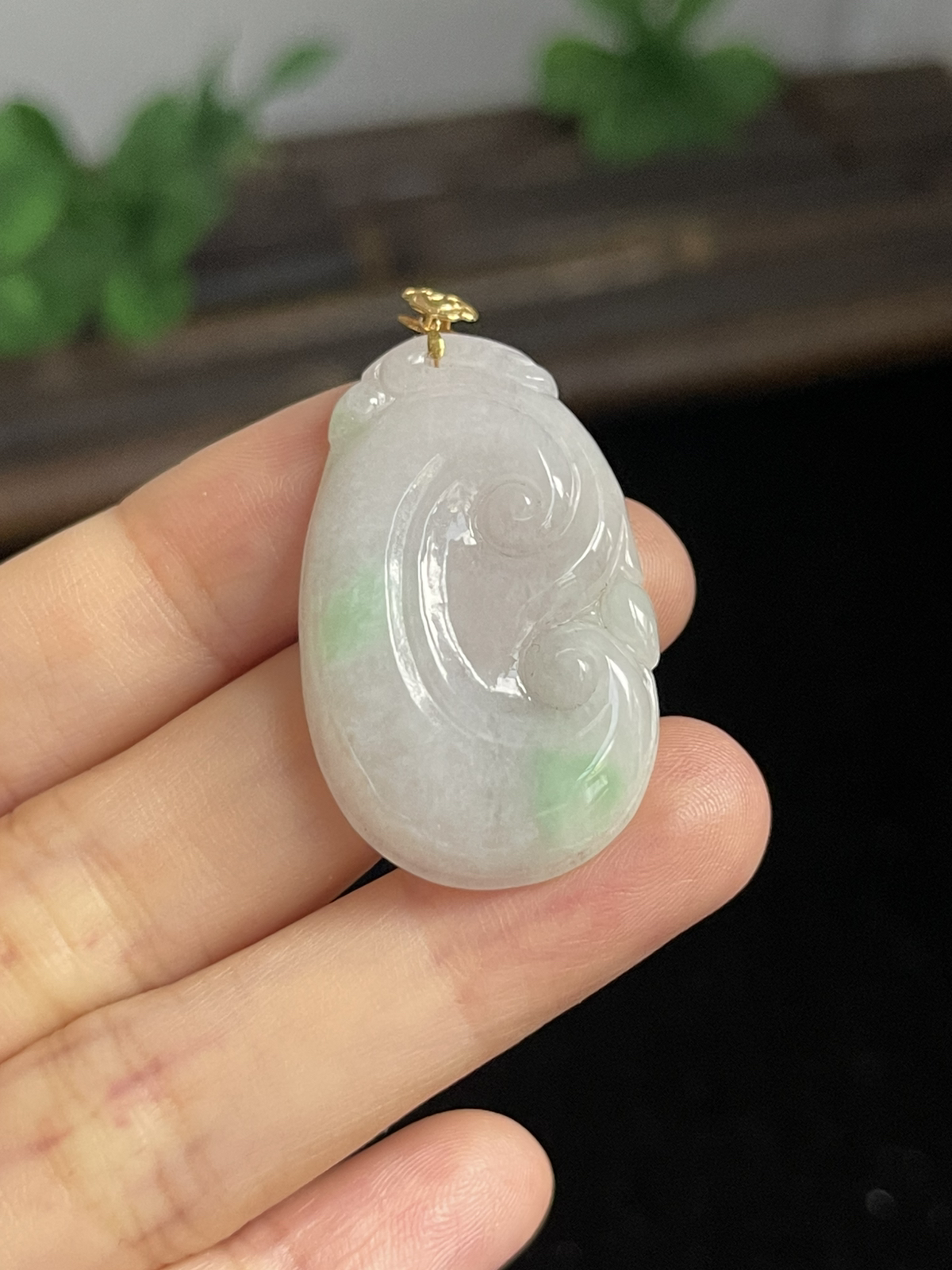 翡翠糯化种淡绿色如意，印记：G18K
