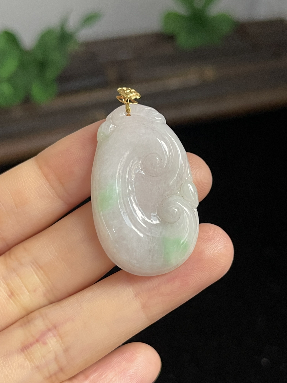 翡翠糯化种淡绿色如意，印记：G18K