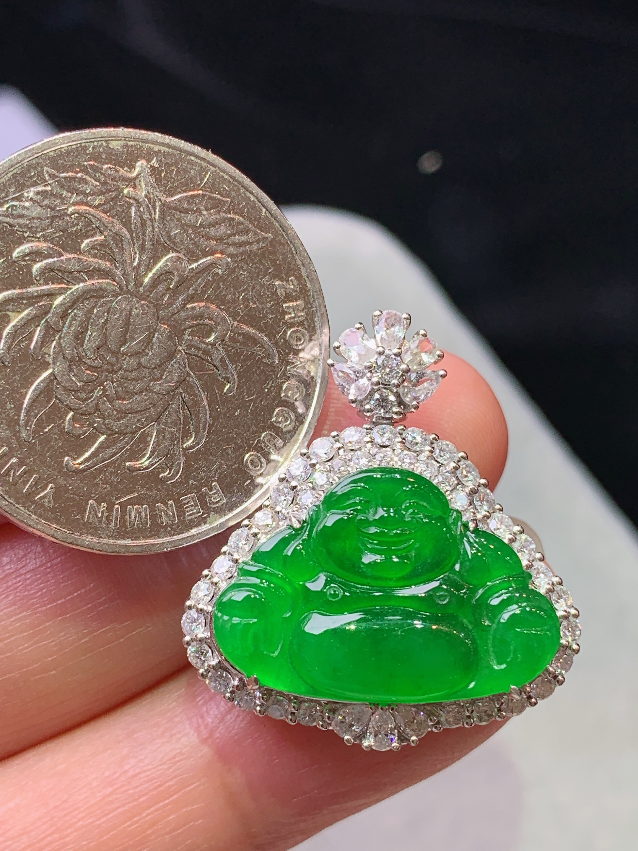 18k金钻镶嵌满绿佛公吊坠 玉质细腻 色泽艳丽清新 水润亮眼 整体尺寸25.5*23*9m4