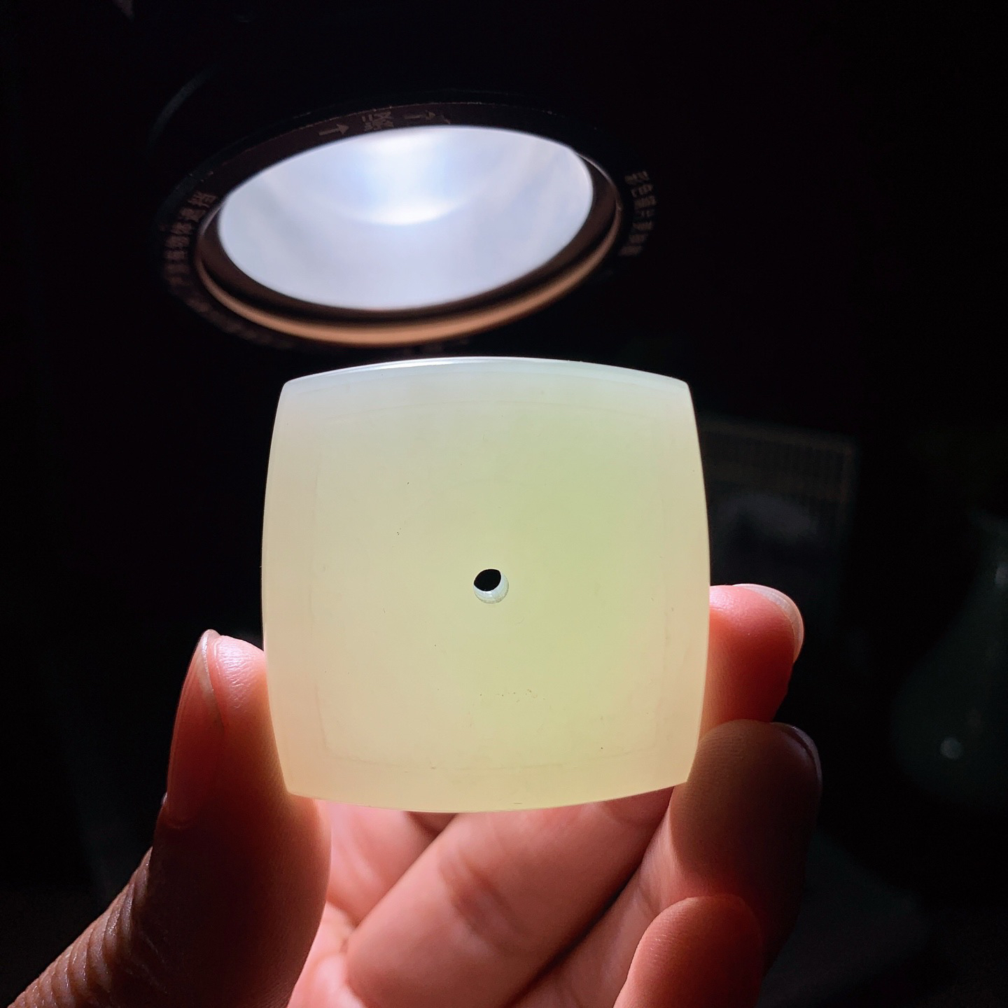 和田玉青海翠青四方扣挂件。尺寸37/9重31克，玉质细腻油润 脂粉好，品质好！lt260415