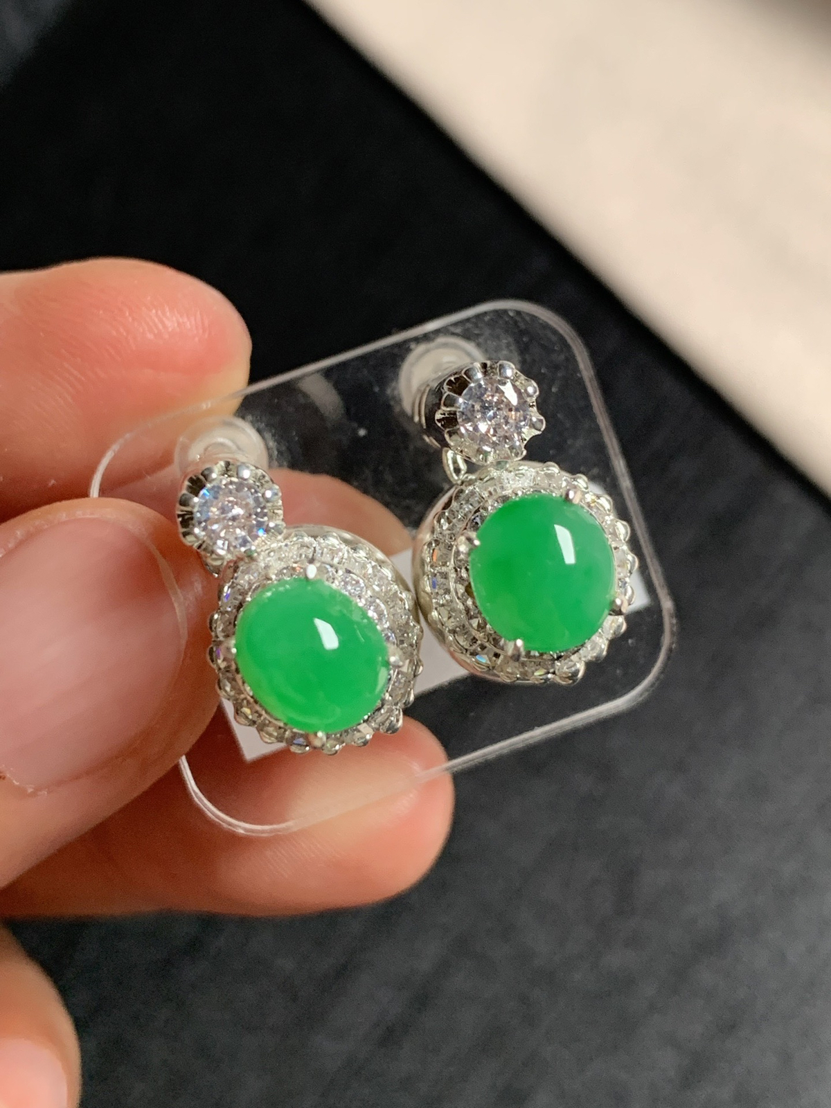 阳绿耳钉
种好色好品相好，颜色鲜艳明亮，质地细腻水灵饱满圆润