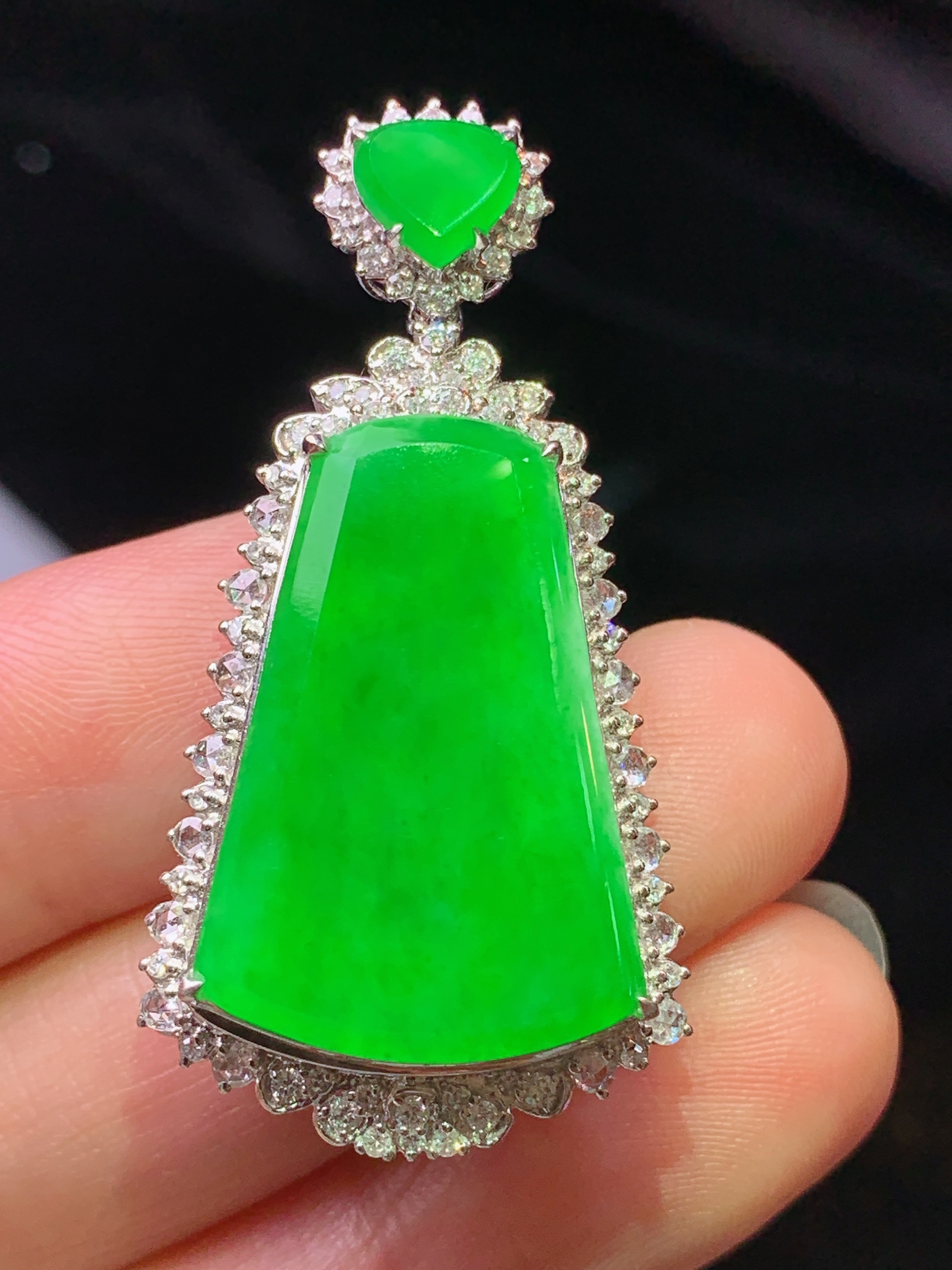 18k金钻镶嵌阳绿无事牌吊坠 玉质细腻 色泽艳丽清新 水润亮眼 整体尺寸41.5*21.2*9.8j2