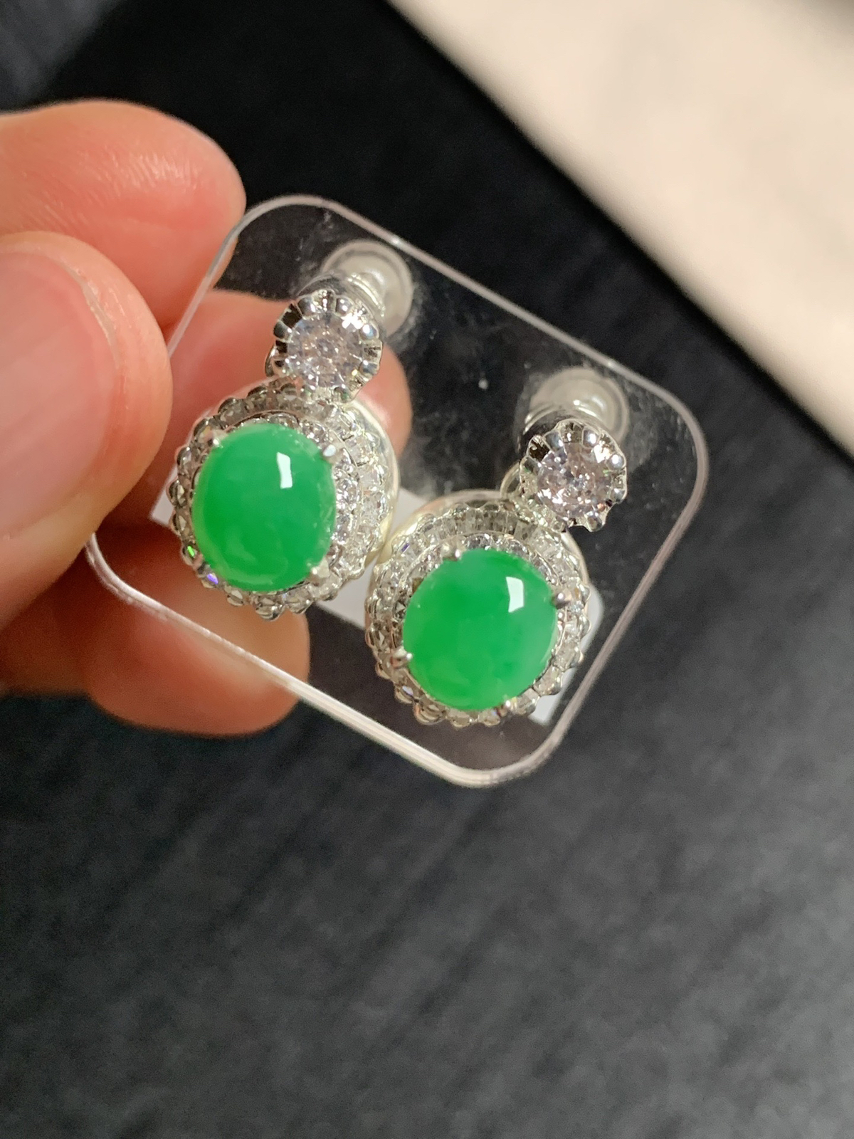 阳绿耳钉
种好色好品相好，颜色鲜艳明亮，质地细腻水灵饱满圆润