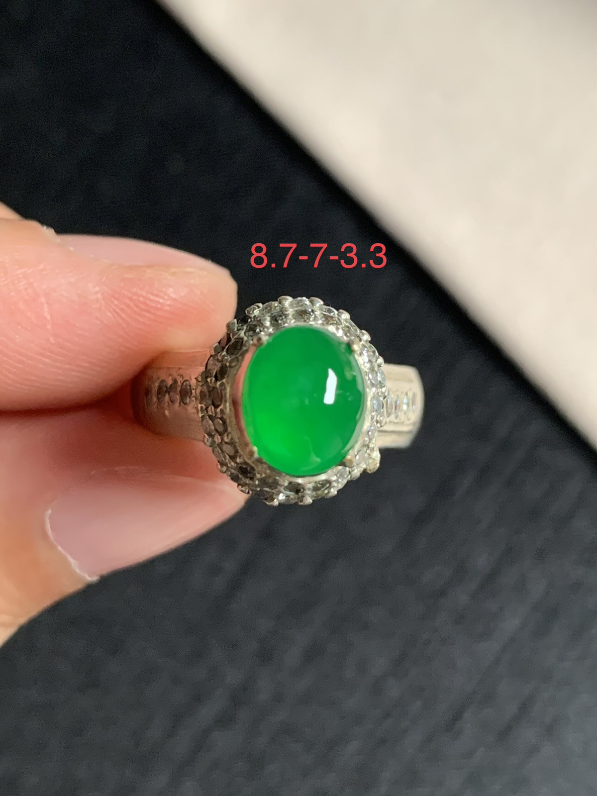 冰阳绿戒面
种好色好品相好，正阳绿色泽艳丽纯正，老坑种质地细腻水灵