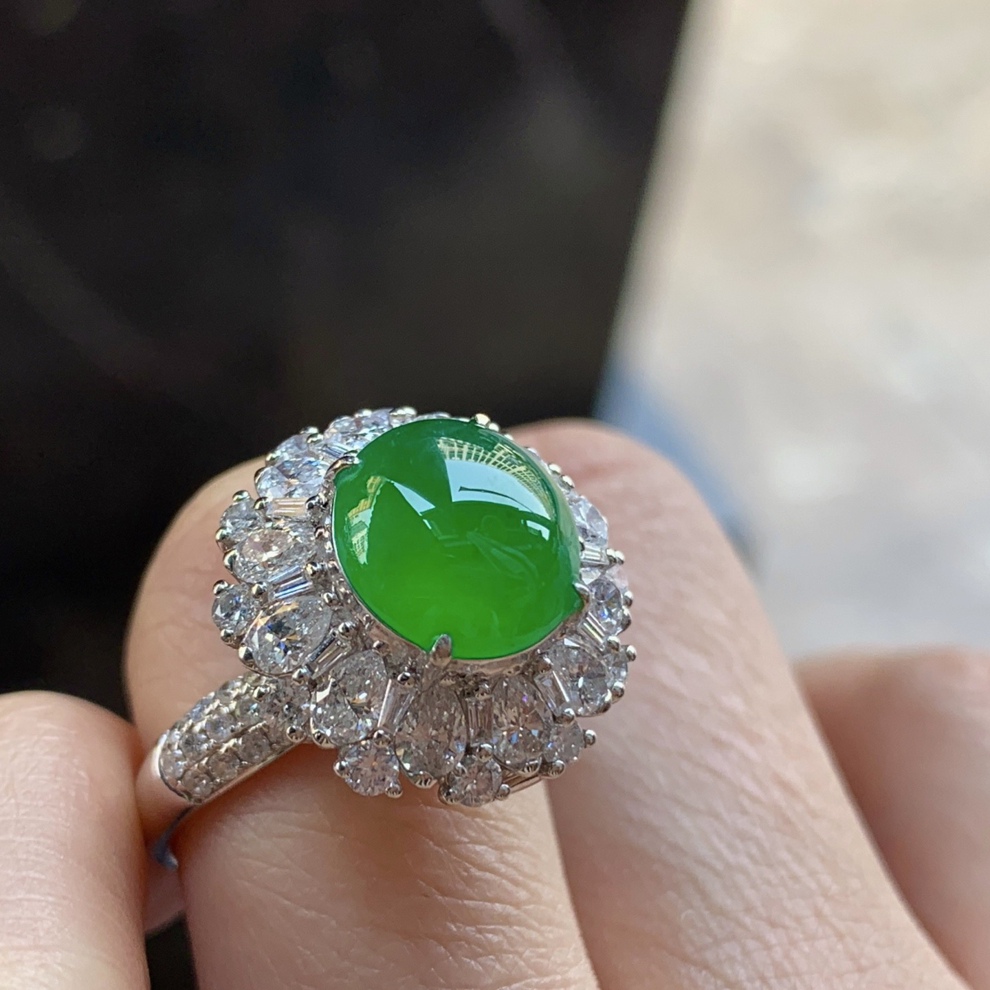 金钻豪华镶嵌辣绿色戒指^_^鲜艳 种色好