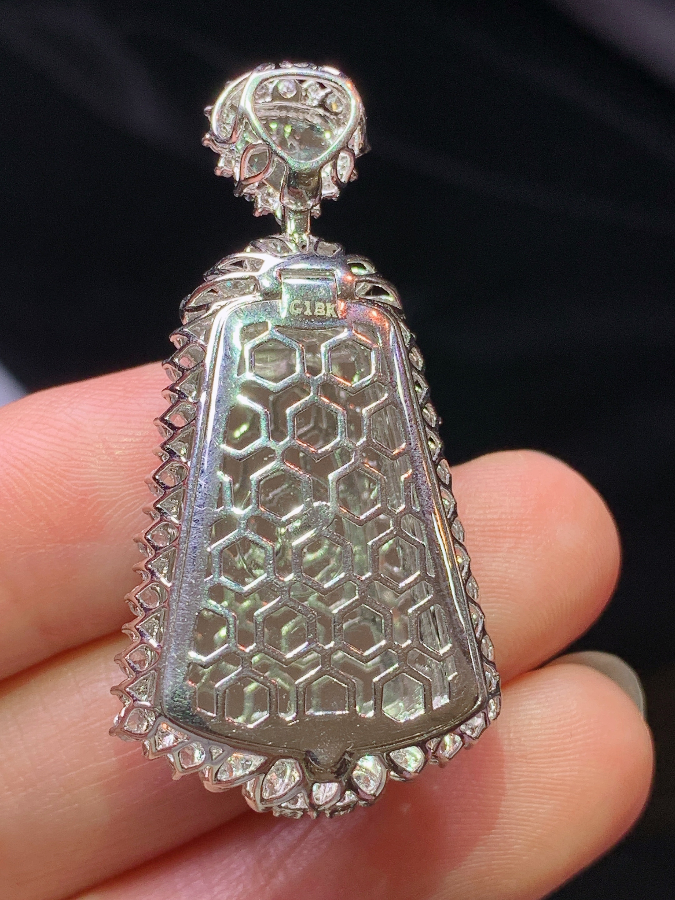 18k金钻镶嵌阳绿无事牌吊坠 玉质细腻 色泽艳丽清新 水润亮眼 整体尺寸41.5*21.2*9.8j2