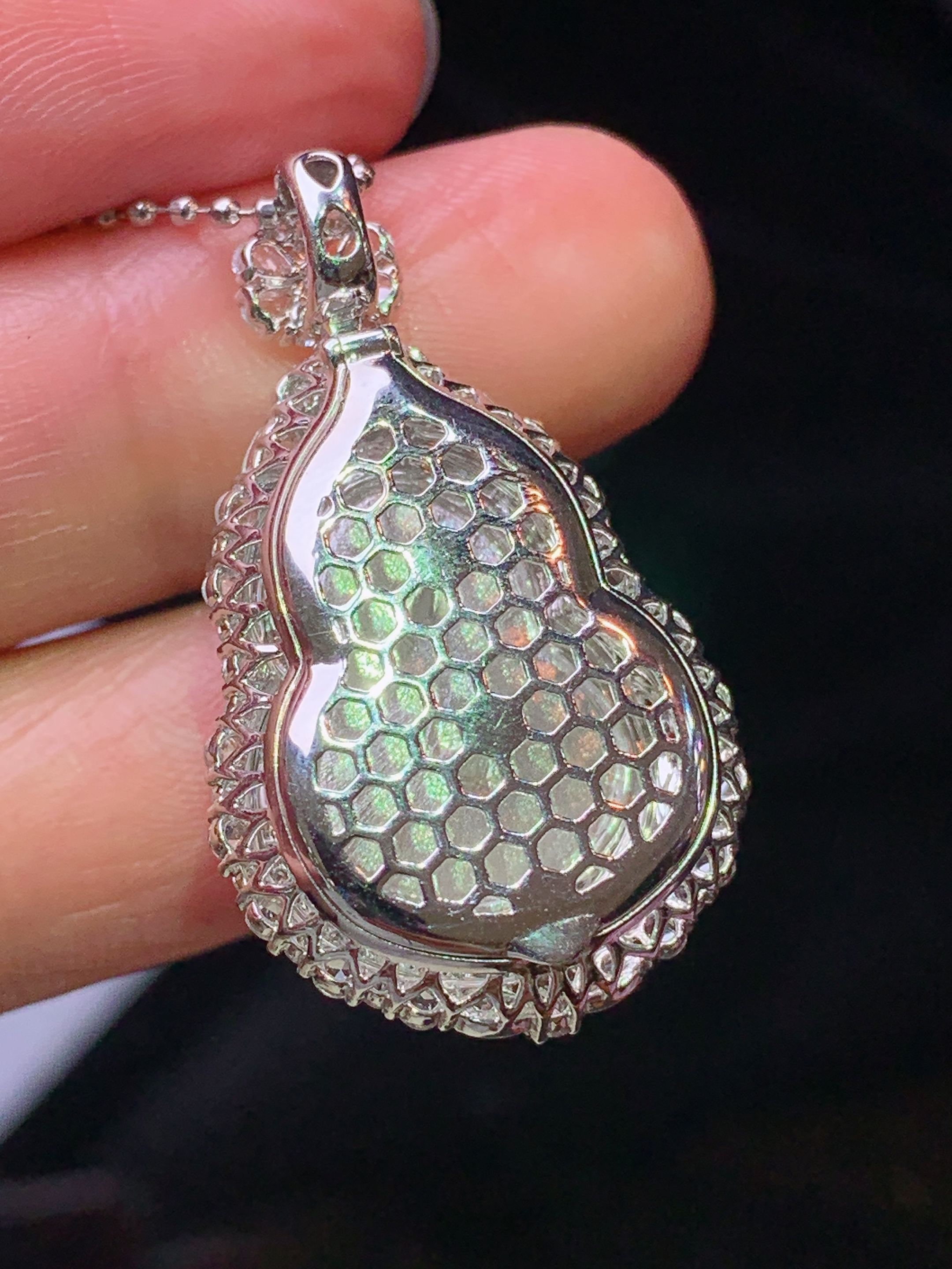 18k金钻镶嵌翠绿葫芦吊坠 玉质细腻 色泽艳丽清新 水润亮眼 整体尺寸32*18.8*12.6m5