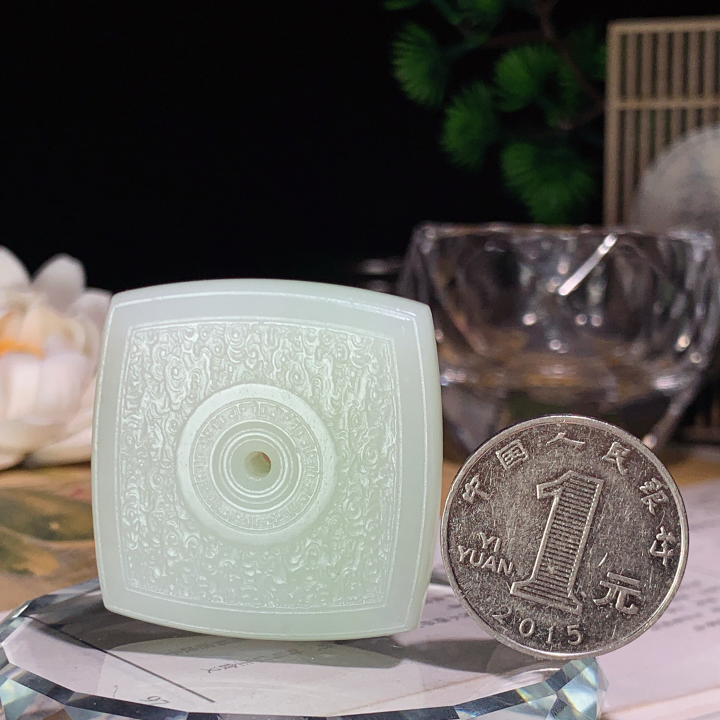 和田玉青海翠青四方扣挂件。尺寸37/9重31克，玉质细腻油润 脂粉好，品质好！lt260415