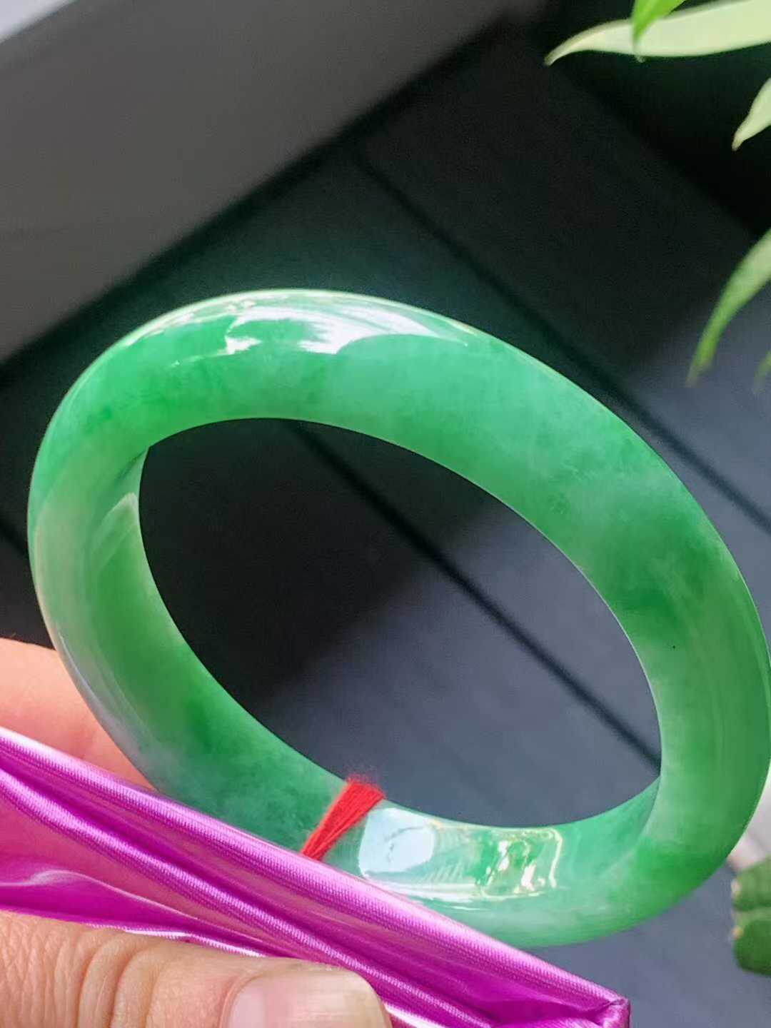 【翡翠名称】老种满色阳绿56.8正圈口手镯
【翡翠尺寸】56.8/12.3/8.7mm适合55.8-