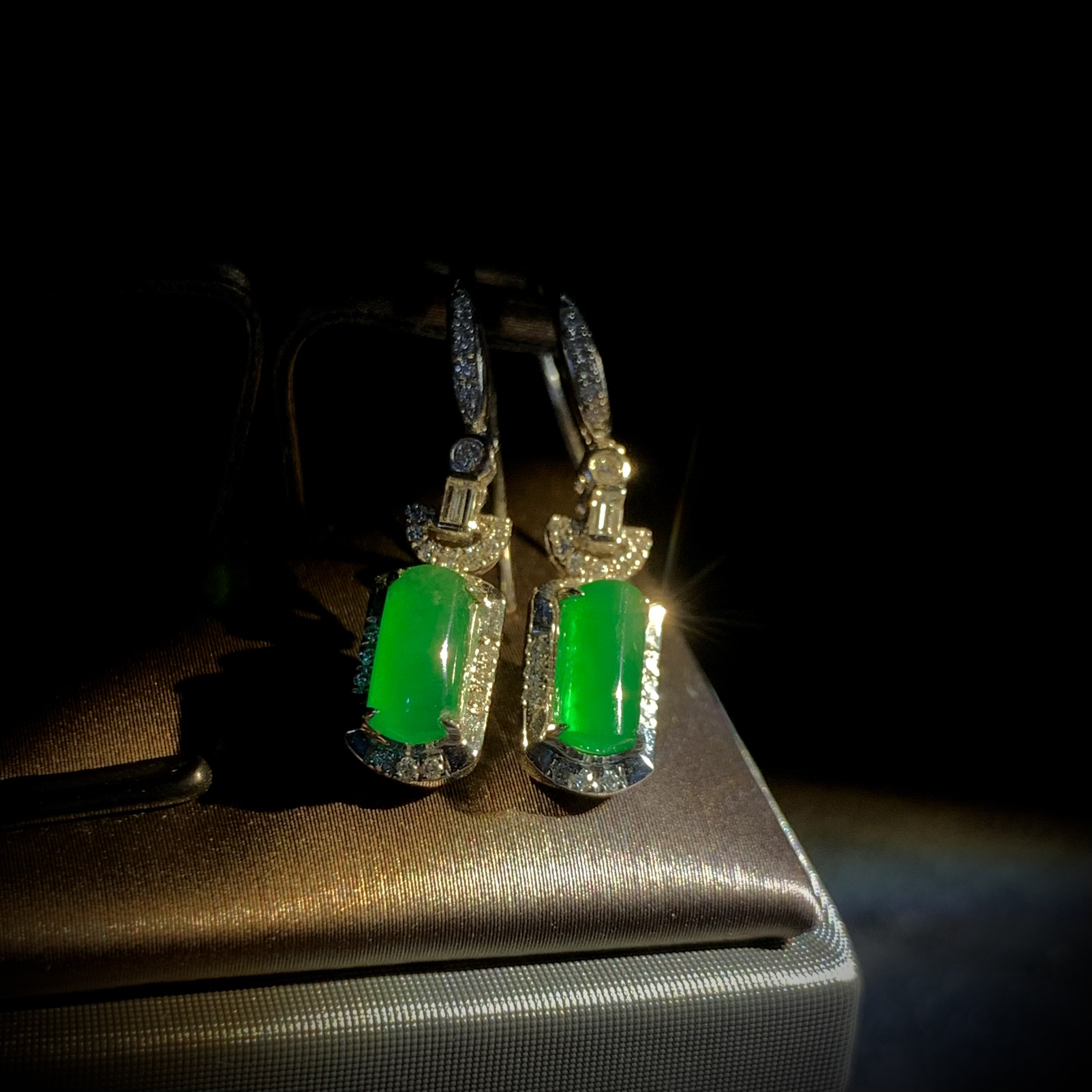 翡翠绿素面镶嵌耳坠，
裸石约8-4-2mm，整体27.2-5.8-5.6mm，
3.26g，18K金，南非钻，