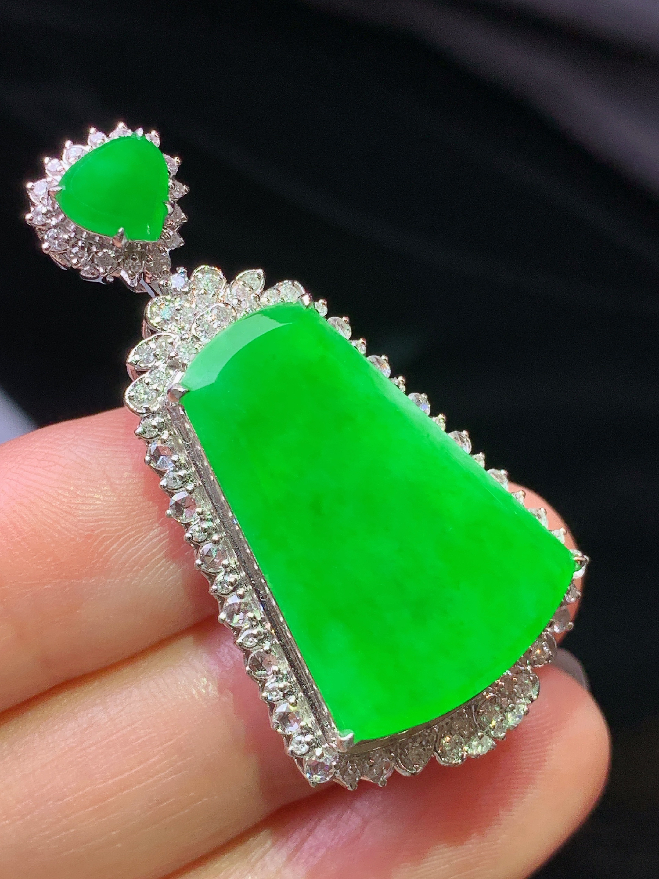 18k金钻镶嵌阳绿无事牌吊坠 玉质细腻 色泽艳丽清新 水润亮眼 整体尺寸41.5*21.2*9.8j