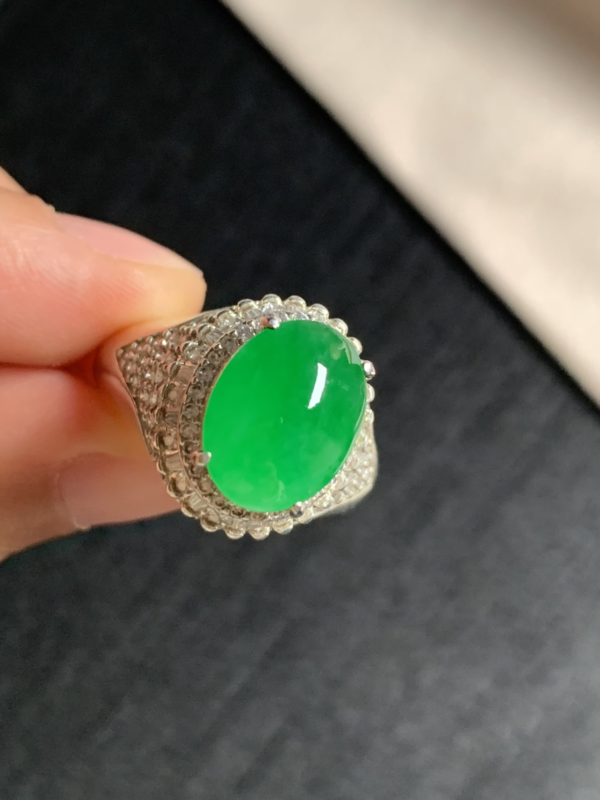 冰阳绿戒面
无纹裂，种好色好品相好，色泽艳丽纯正，老坑种冰透水灵