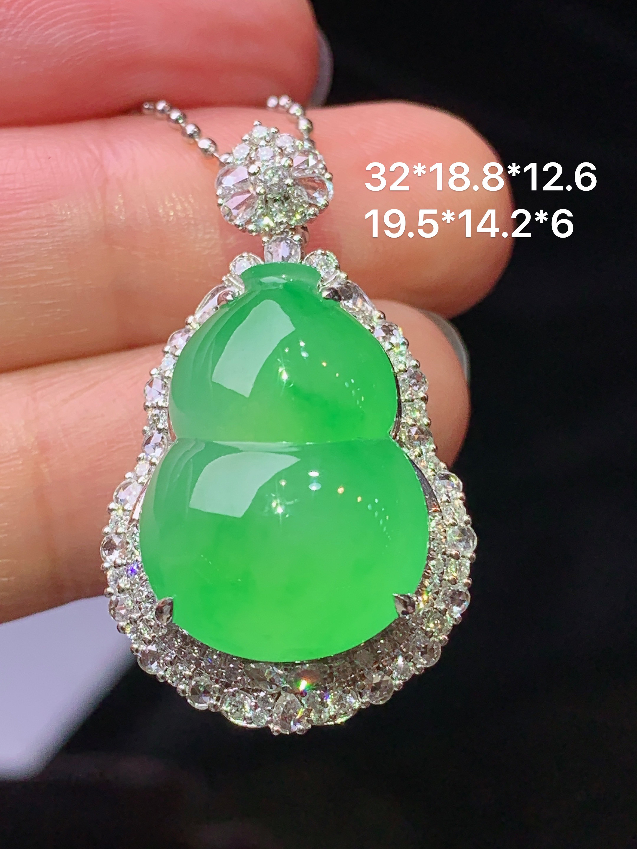 18k金钻镶嵌翠绿葫芦吊坠 玉质细腻 色泽艳丽清新 水润亮眼 整体尺寸32*18.8*12.6m5