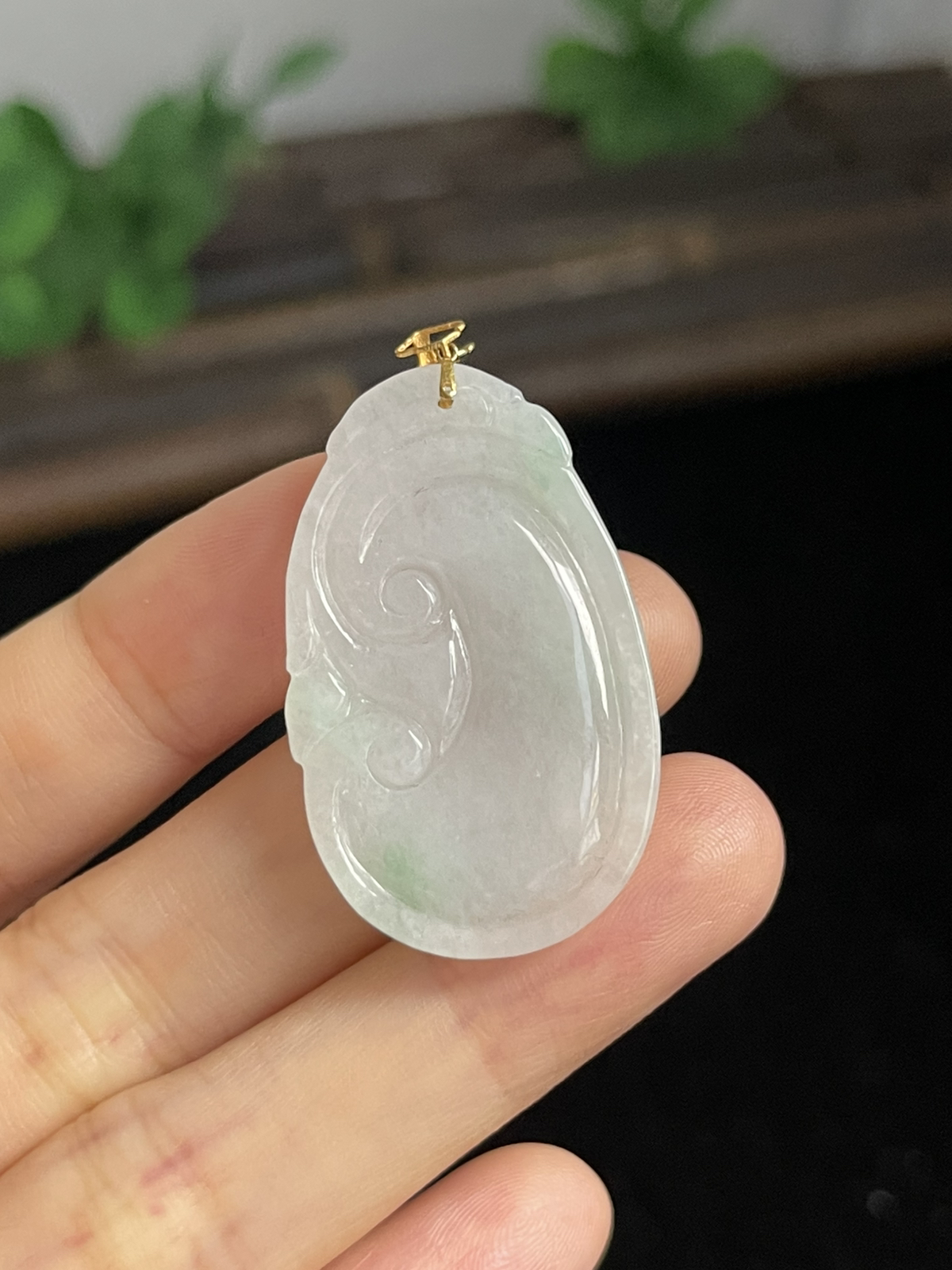 翡翠糯化种淡绿色如意，印记：G18K