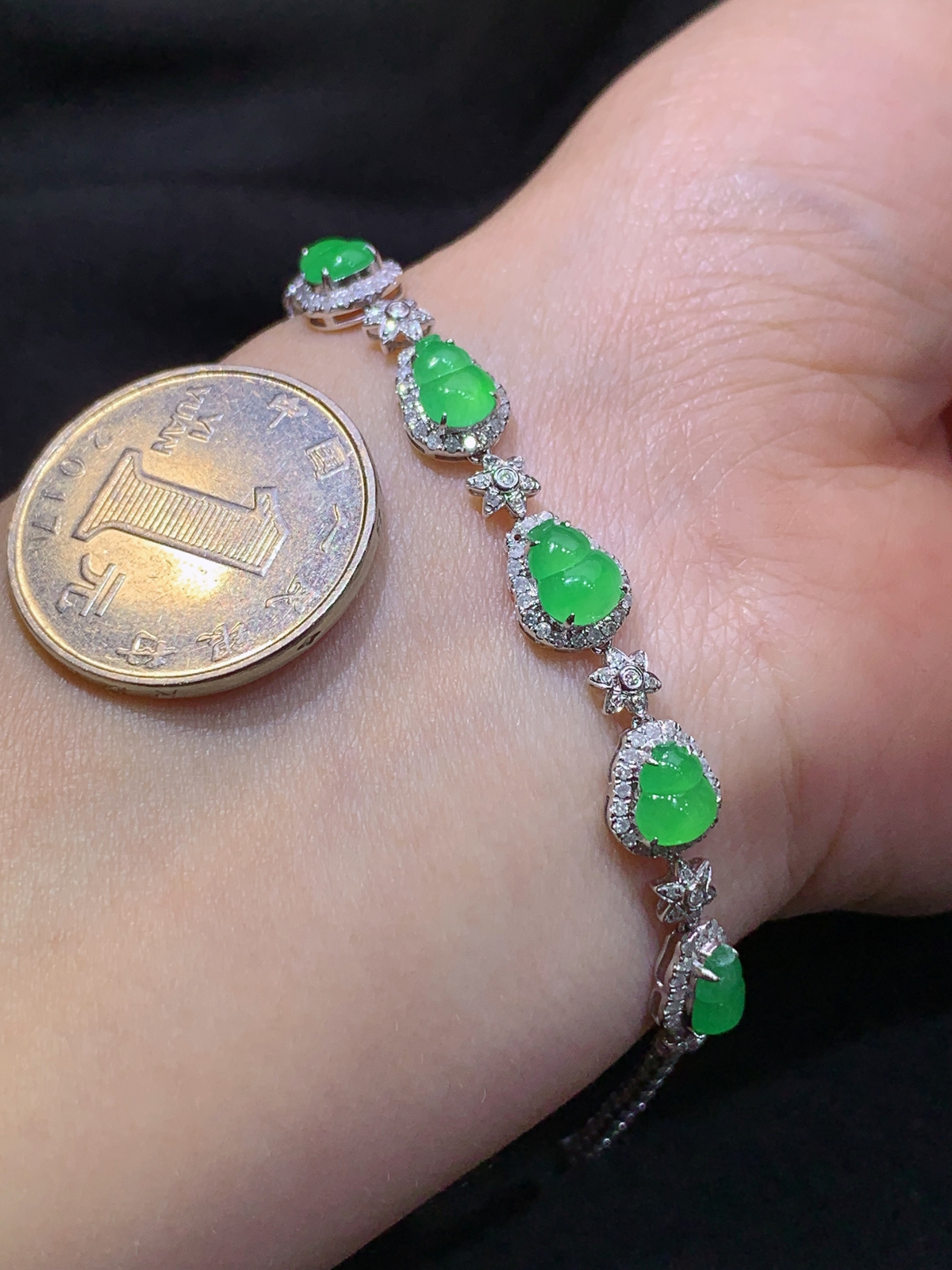 冰阳绿葫芦手链，18k金镶嵌，款式新颖，冰润色阳，种水足，Aq 尺寸6.8*5.3*2.2