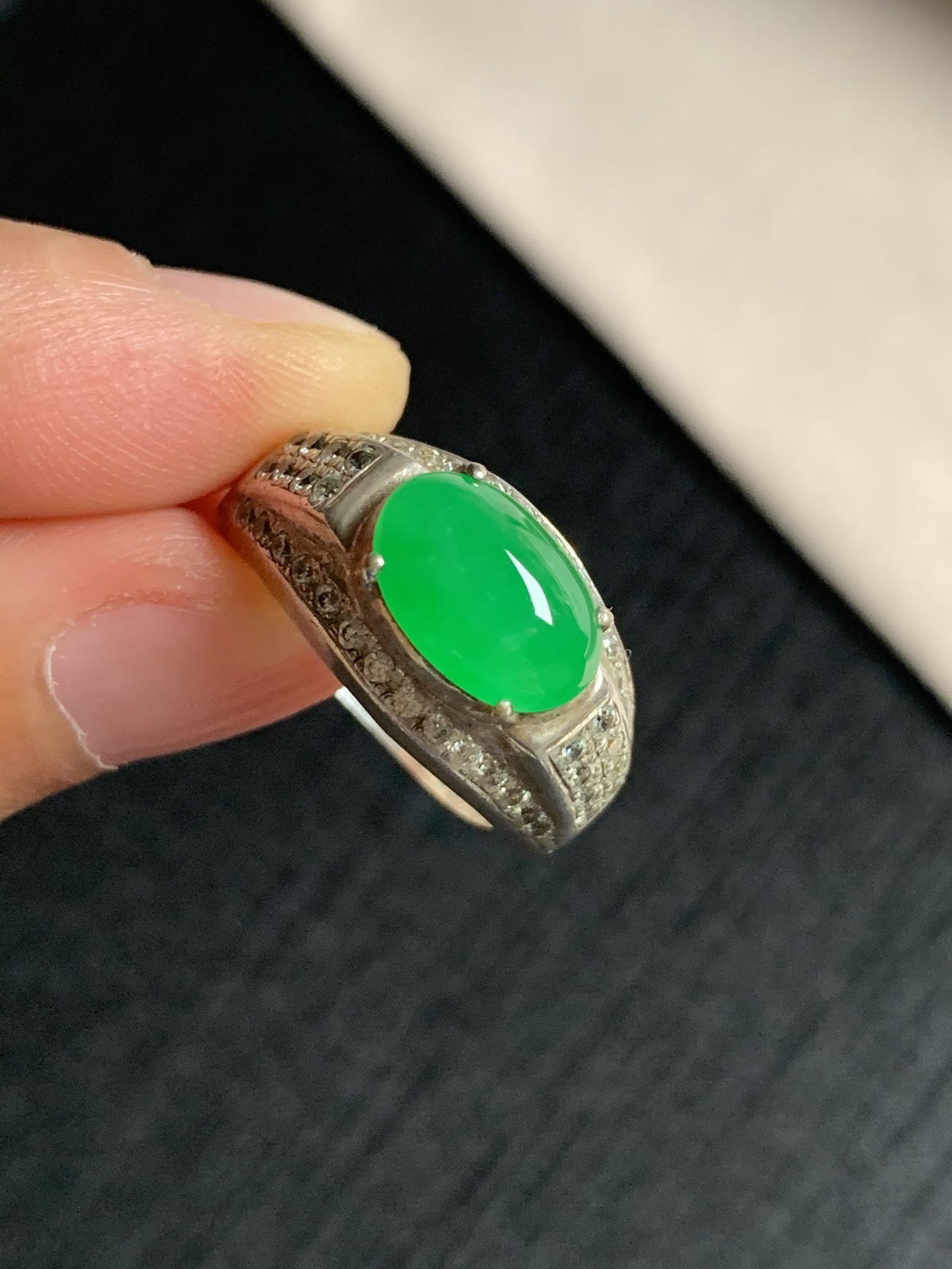 冰阳绿戒面
种好色好品相好，色泽艳丽明亮，质地细腻水灵饱满圆润