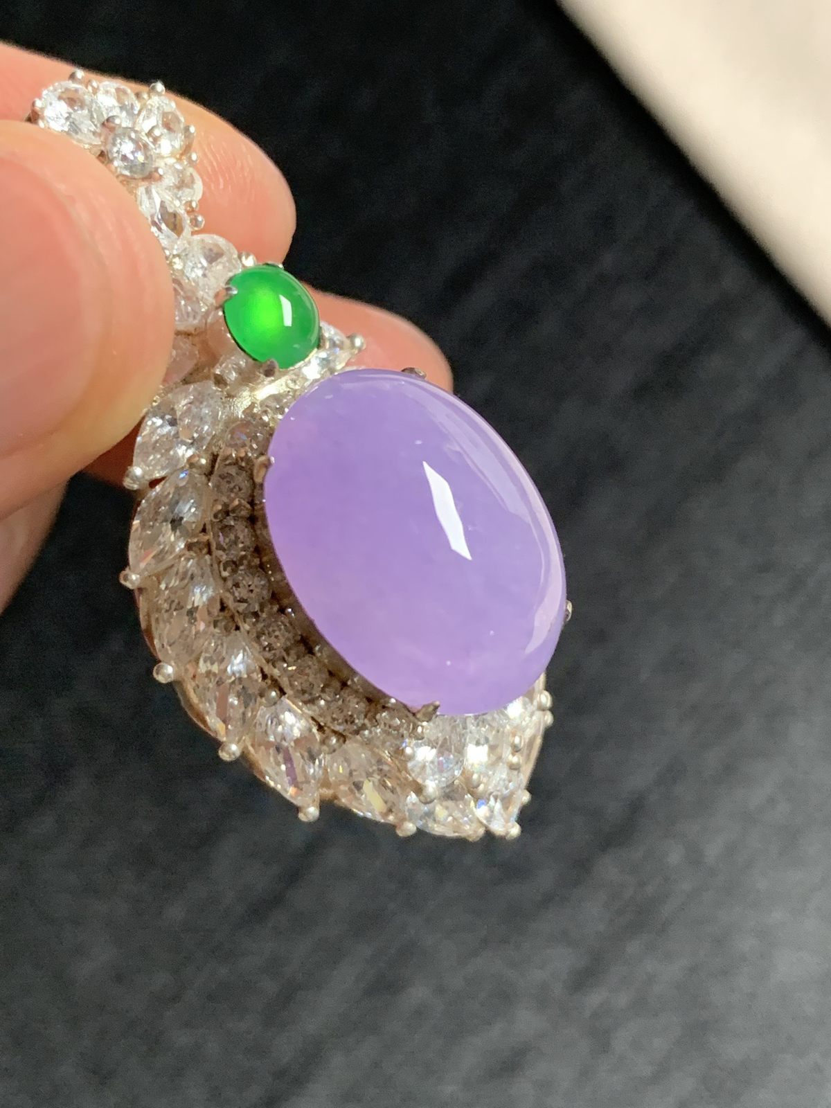 冰紫罗兰鸽子蛋吊坠
种好色美品相好，色泽浓郁艳丽，老坑种水灵饱满