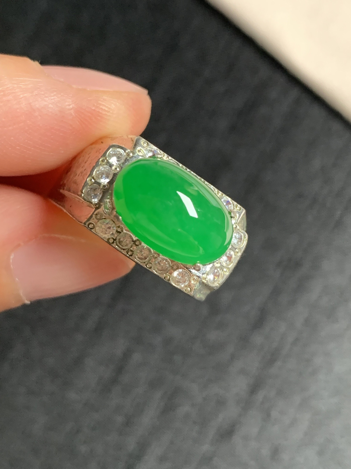 冰阳绿马鞍戒面
种好色好品相好，色泽浓郁艳丽，质地细腻水灵饱满厚装