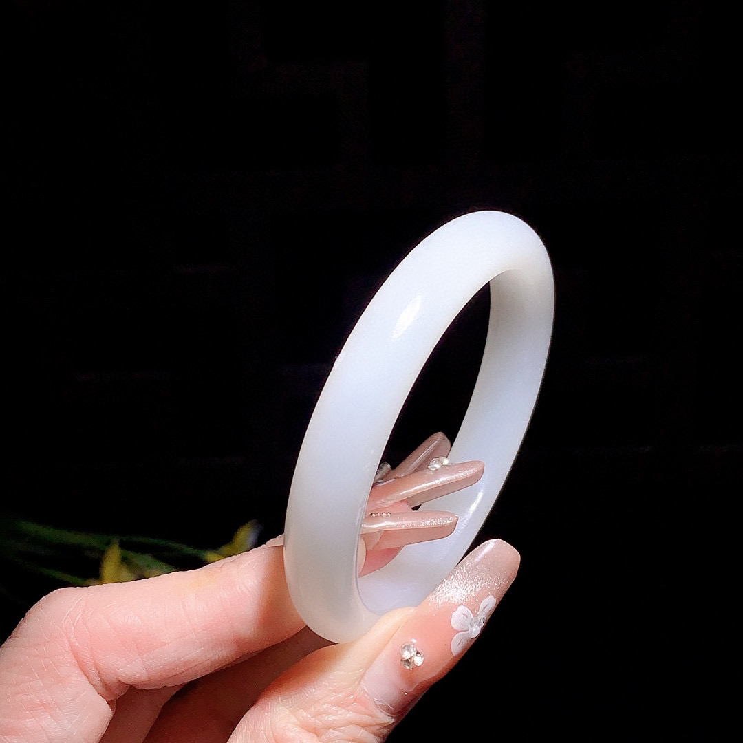 和田玉53.5圈口羊脂白手镯！玉质细腻油润 底色纯净 无裂无杂 脂粉好，品质高。