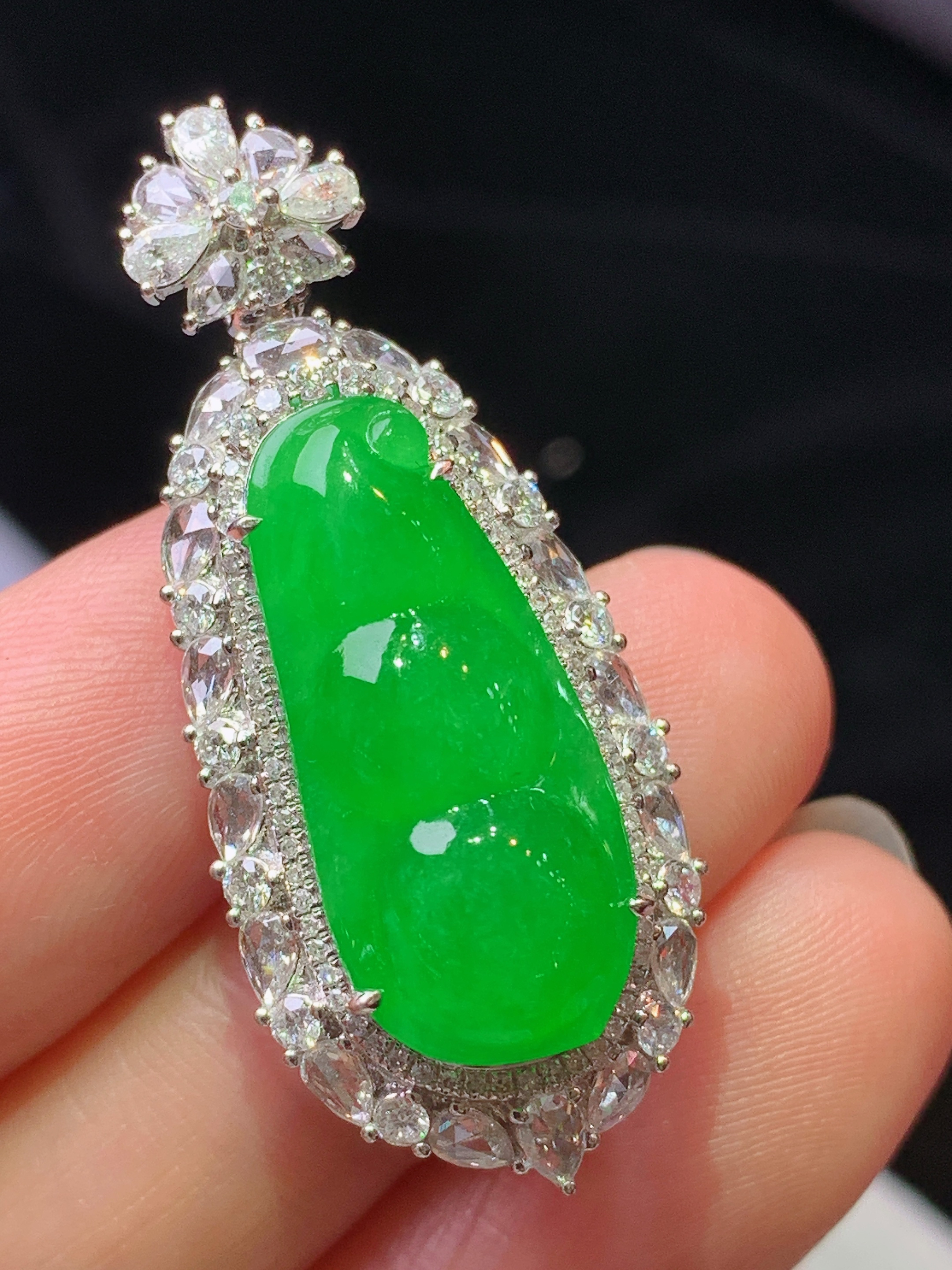 18k金钻镶嵌阳绿四季豆吊坠 玉质细腻 色泽艳丽清新 水润亮眼 整体尺寸38.3*16.2*11.5