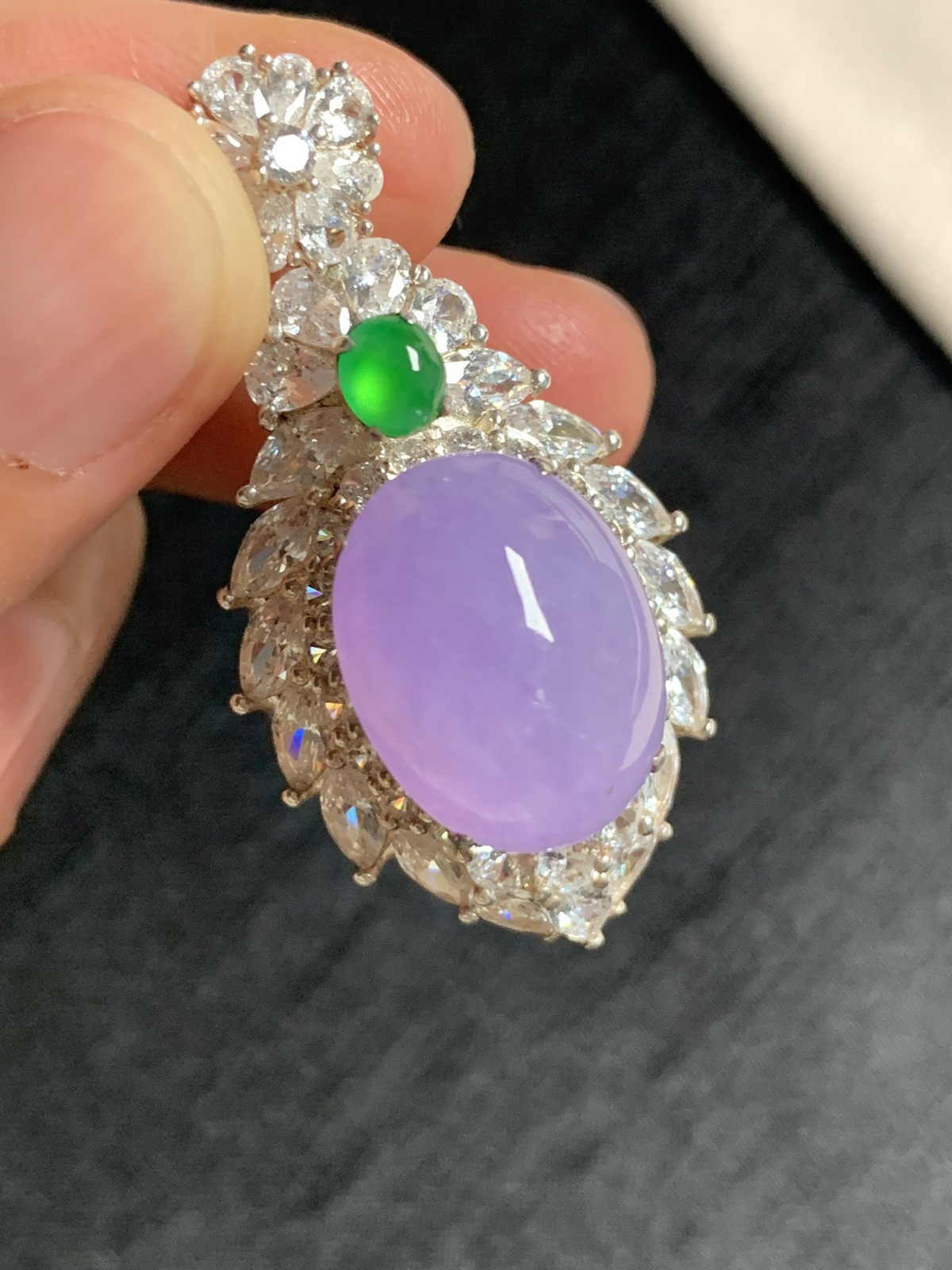 冰紫罗兰鸽子蛋吊坠
种好色美品相好，色泽浓郁艳丽，老坑种水灵饱满