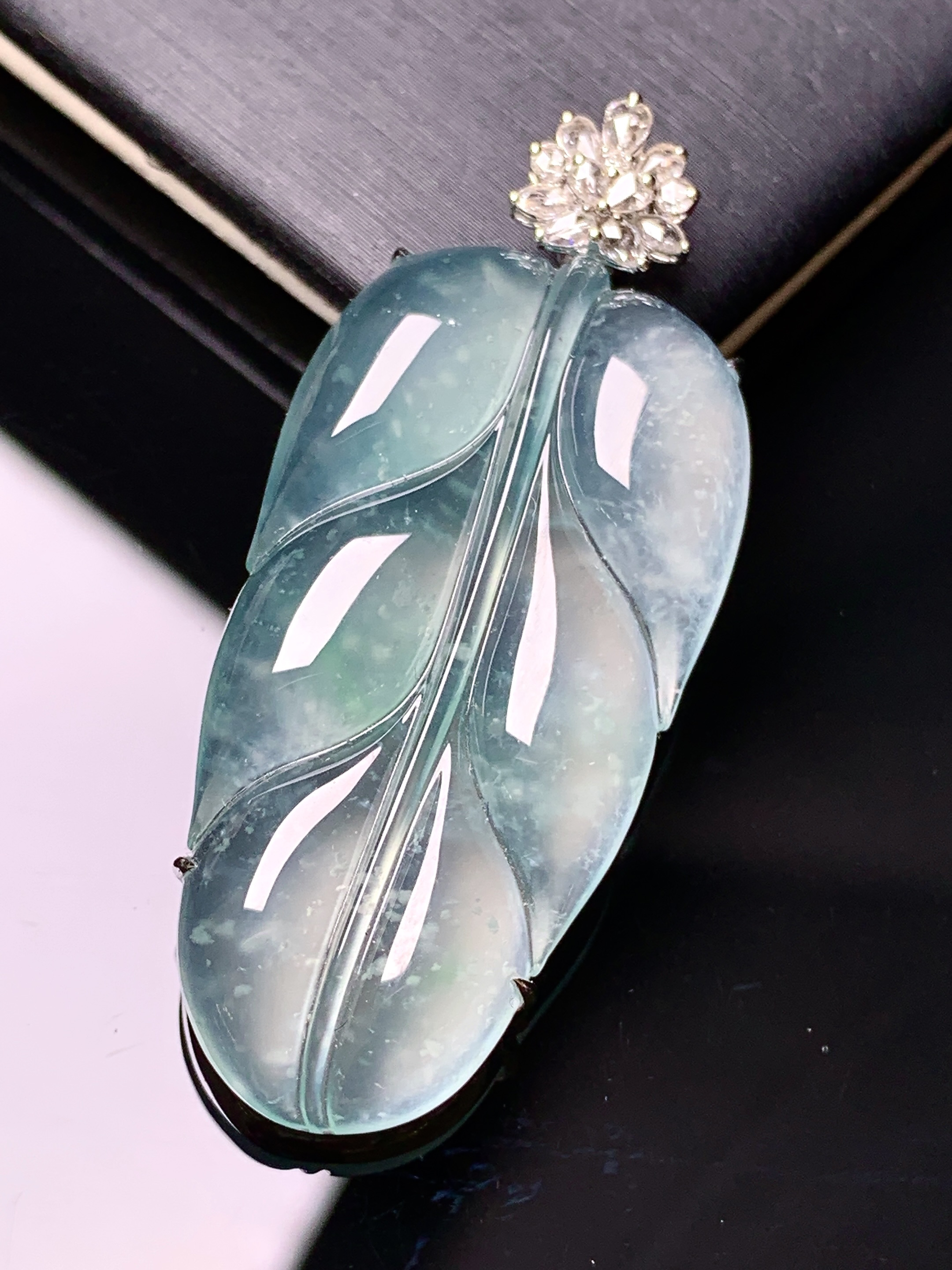 18k金钻镶嵌冰种树叶吊坠 玉质细腻 色泽艳丽清新 水润亮眼 整体尺寸46.3*20*6.5c6