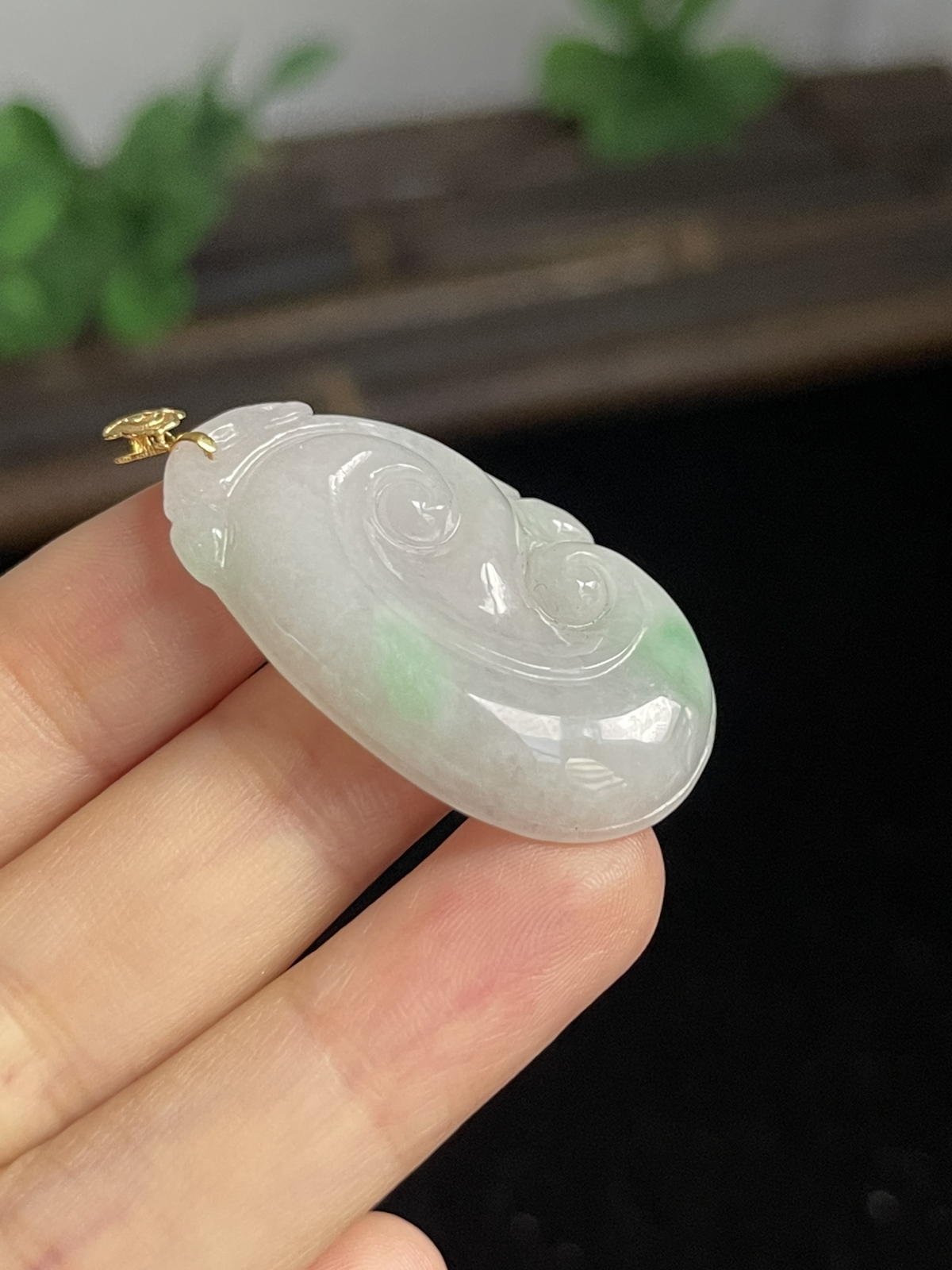 翡翠糯化种淡绿色如意，印记：G18K