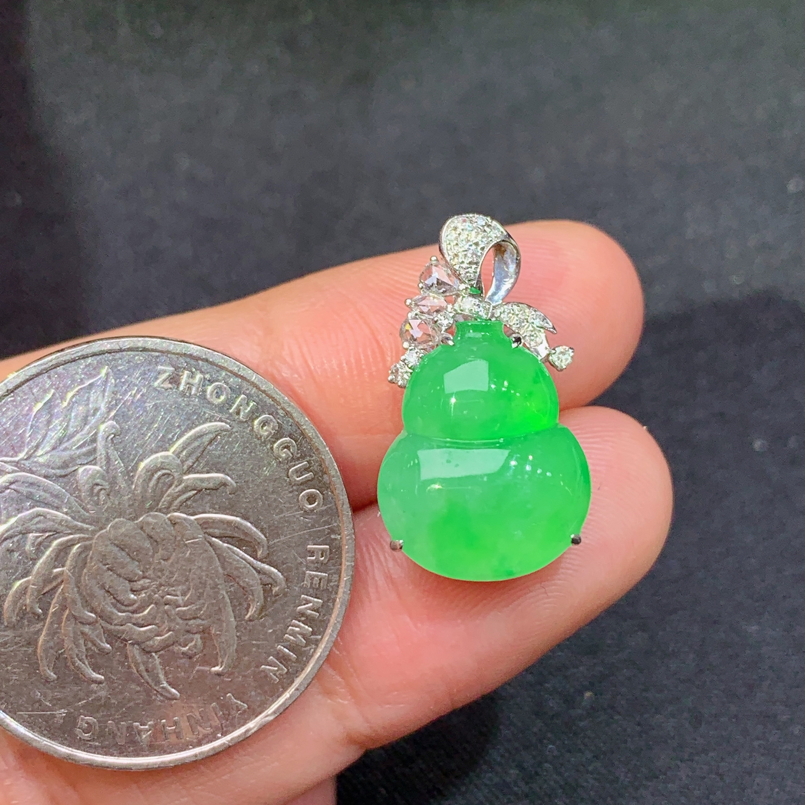 冰阳绿葫芦吊坠，18k金镶嵌，冰润色阳，玉质细腻，种水足，Y4 尺寸20.3*11.8*7