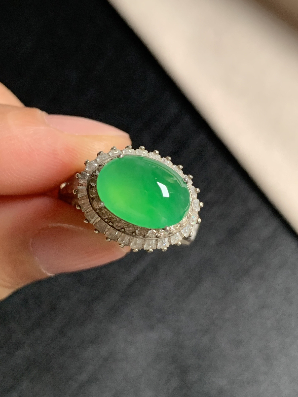 冰阳绿马鞍戒面
种好色好品相好，色泽艳丽明亮，老坑种冰透水灵