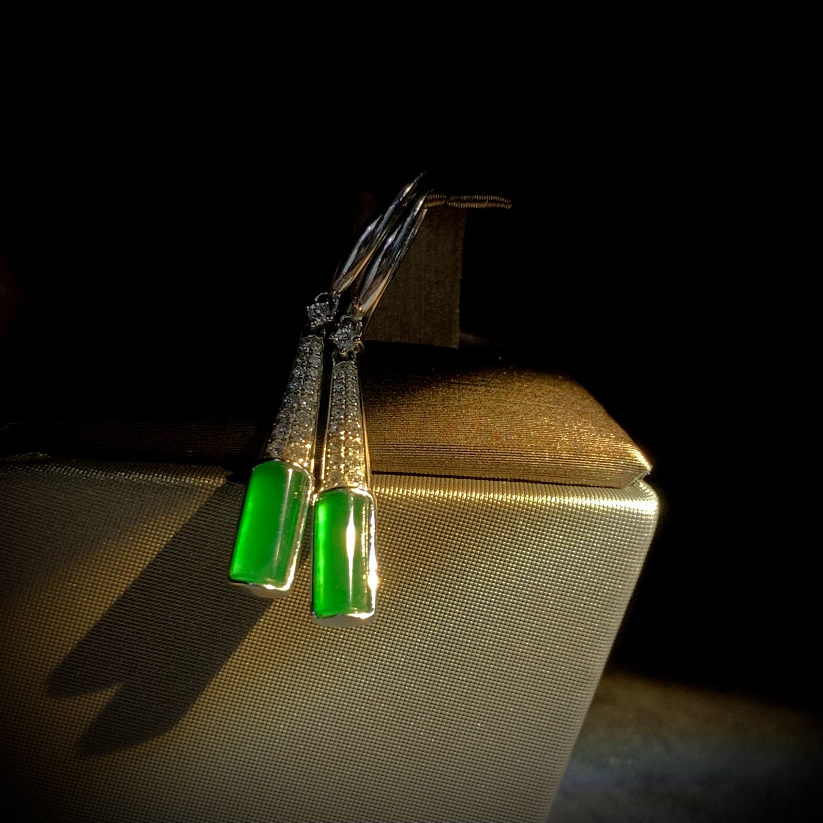 绿素面镶嵌耳坠，裸石8.2-4.2-3mm，
整体33-4.5-3mm，2.62g，
18K金，南非