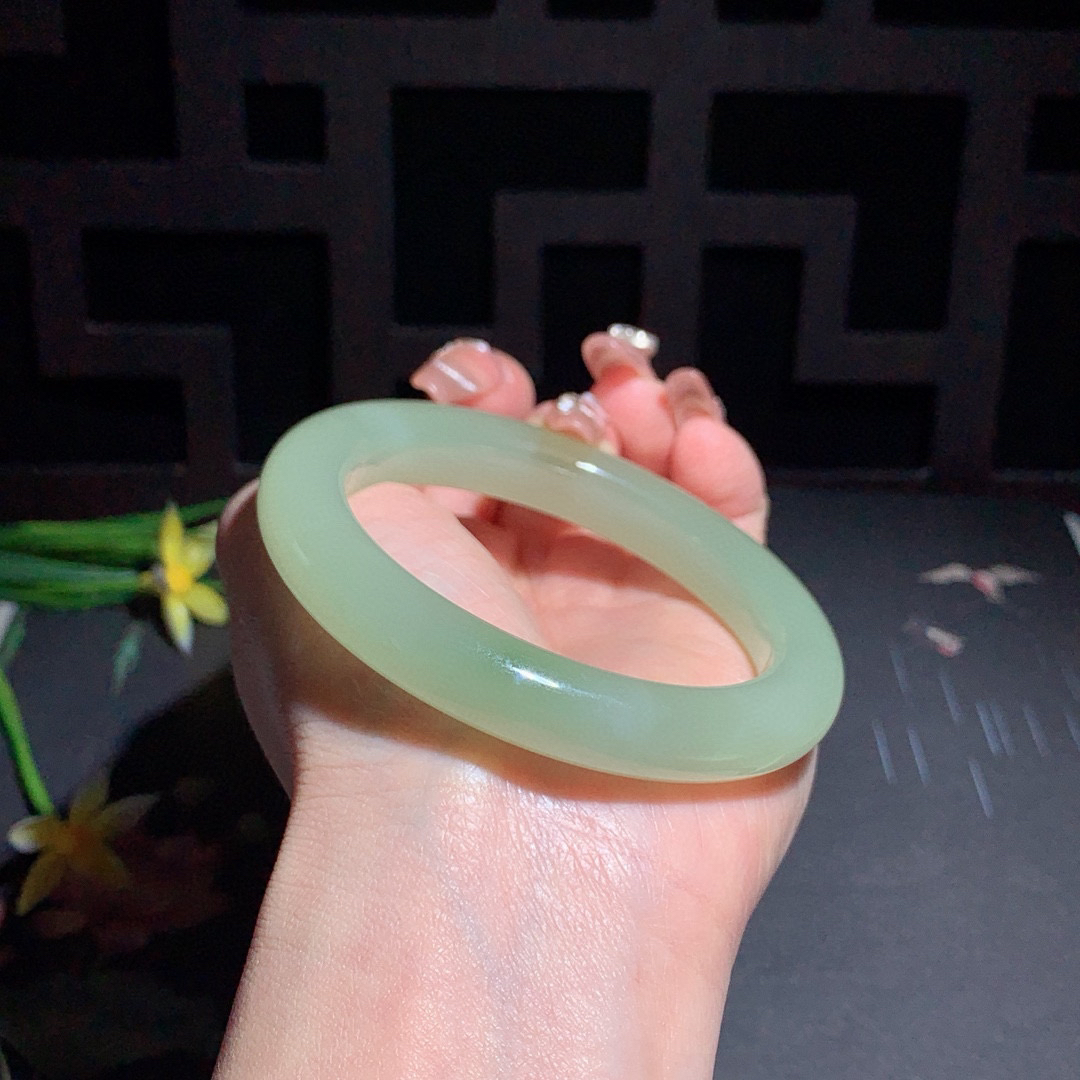 和田玉57圈口青海料翠青手镯！玉质细腻油润 底色纯净 无裂无杂 脂粉好，品质高