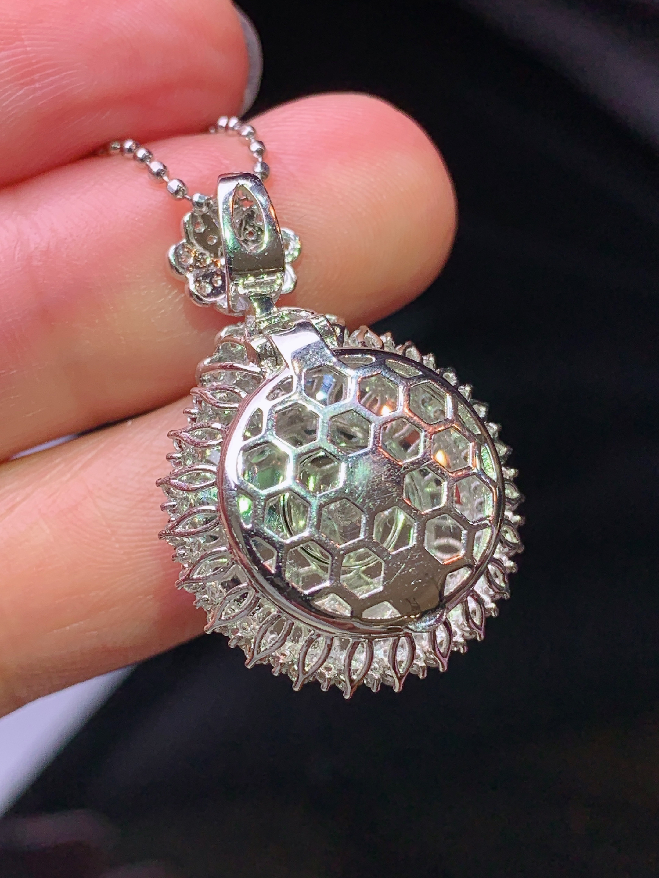 18k金钻镶嵌阳绿平安扣吊坠 玉质细腻 色泽艳丽清新 水润亮眼 整体尺寸28.3*19.5*10.2L2