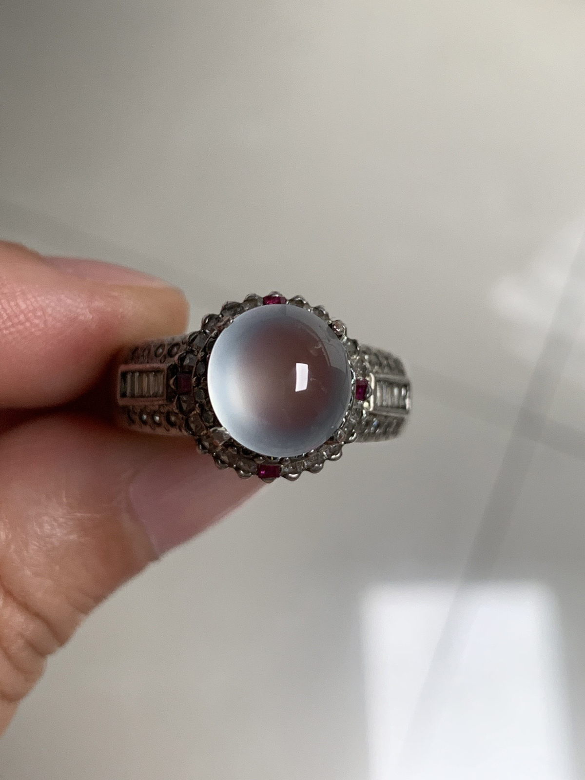 白冰戒面
老坑种强荧光，钢性十足纯净饱满