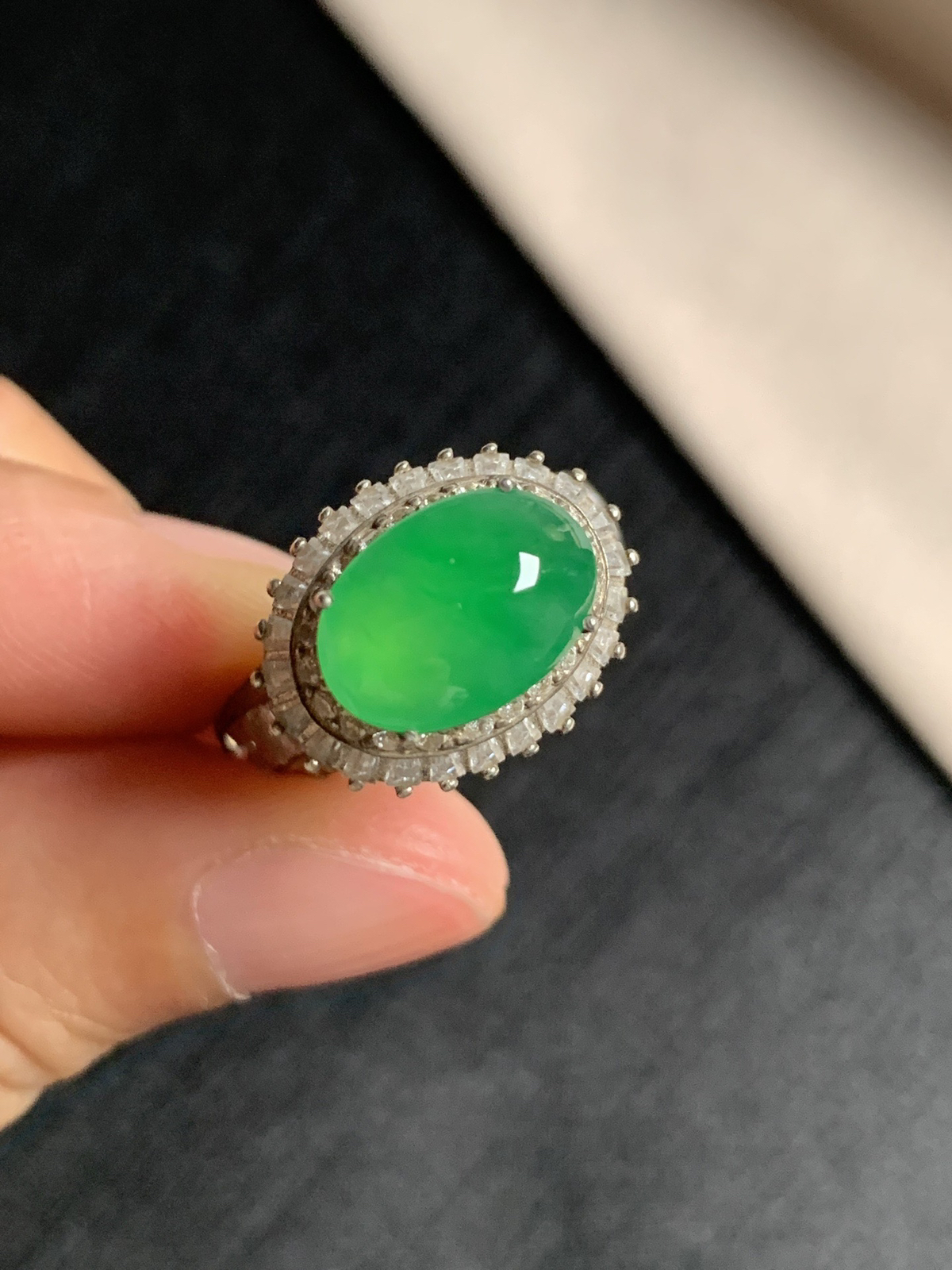 冰阳绿马鞍戒面
种好色好品相好，色泽艳丽明亮，老坑种冰透水灵