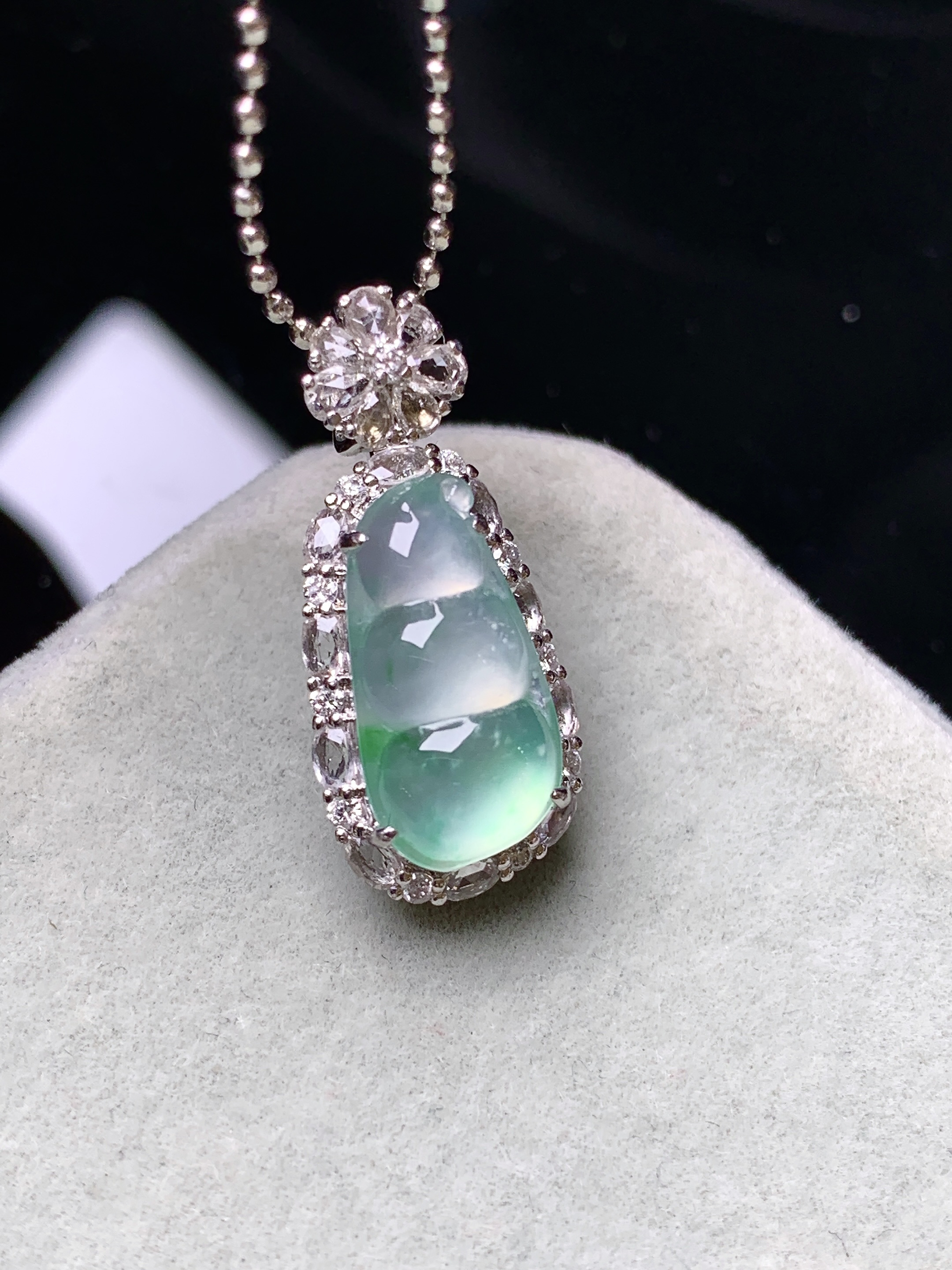 18k金钻镶嵌冰种飘花四季豆吊坠 玉质细腻 色泽艳丽清新 水润亮眼 整体尺寸23*10.3*8h5