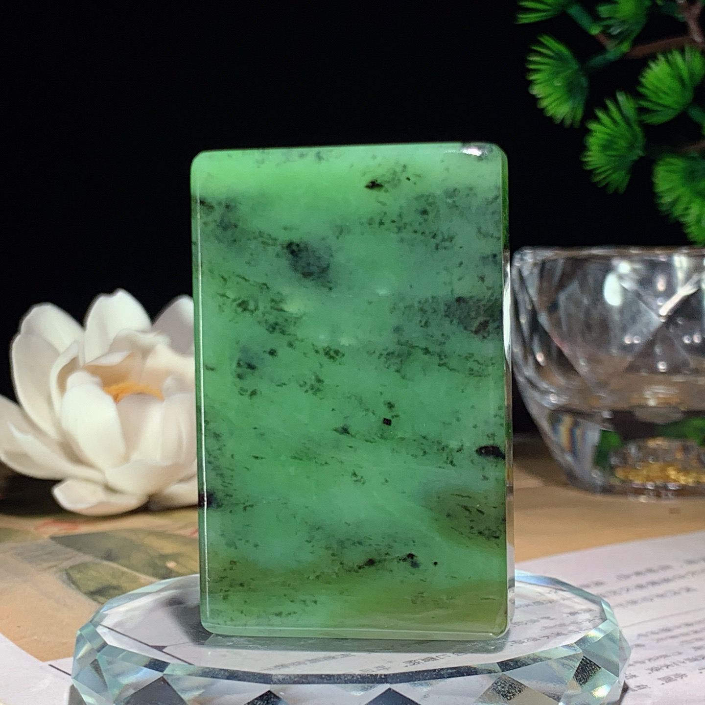 和田玉阳绿俄罗斯碧玉平安无事牌挂件 尺寸56/35/12重71.5克，玉质细腻油润 底色纯净 脂粉好，品质好！lt260415