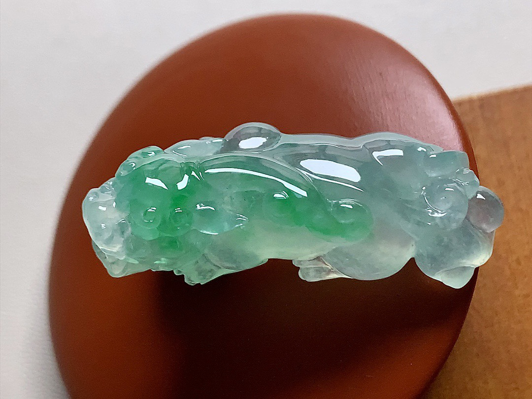 ️ 高冰飘色大貔貅 色泽俏丽，雕工霸气十足，尺寸39.7*15.5*10.8